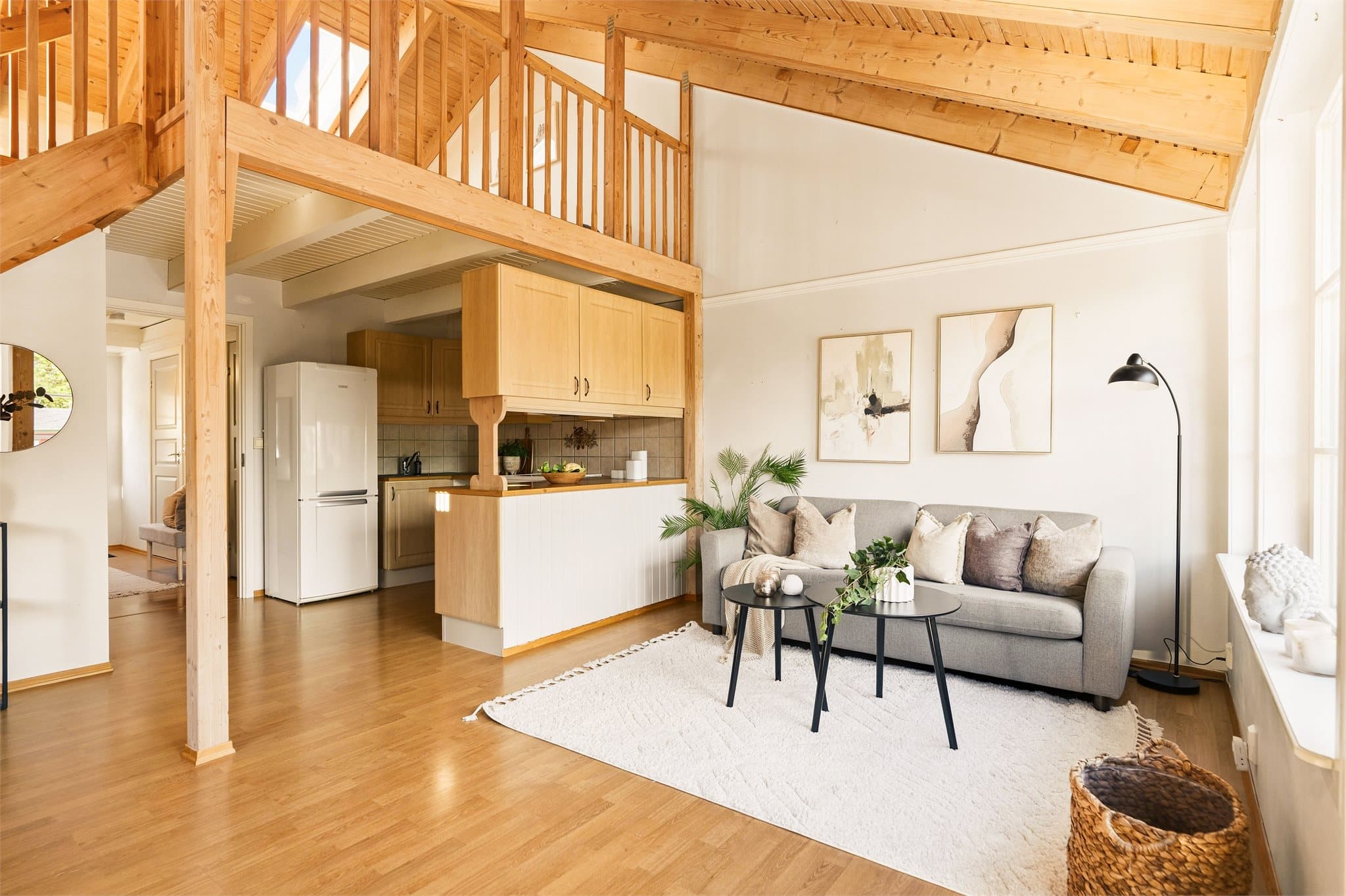 En innholdsrik selveierleilighet med et bruksareal på 82 m² BRA-i, smart innredet over 1. etasje og hems.