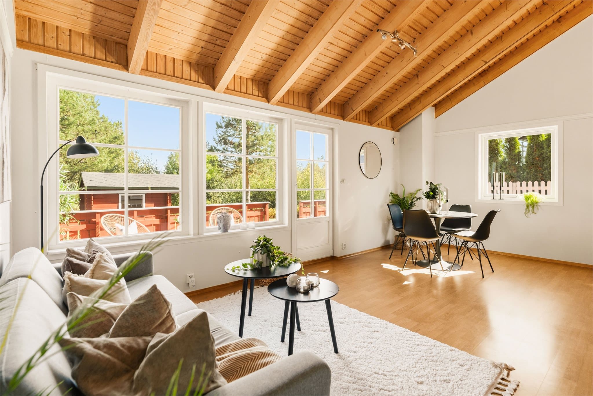 Store vindusflater gir godt med naturlig lysinnslipp.