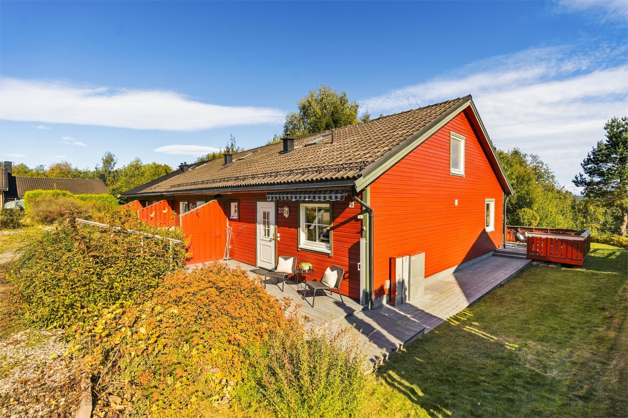 Leiligheten ligger fint til på enden, og uteområdet gir godt med bolteplass for både store og små.