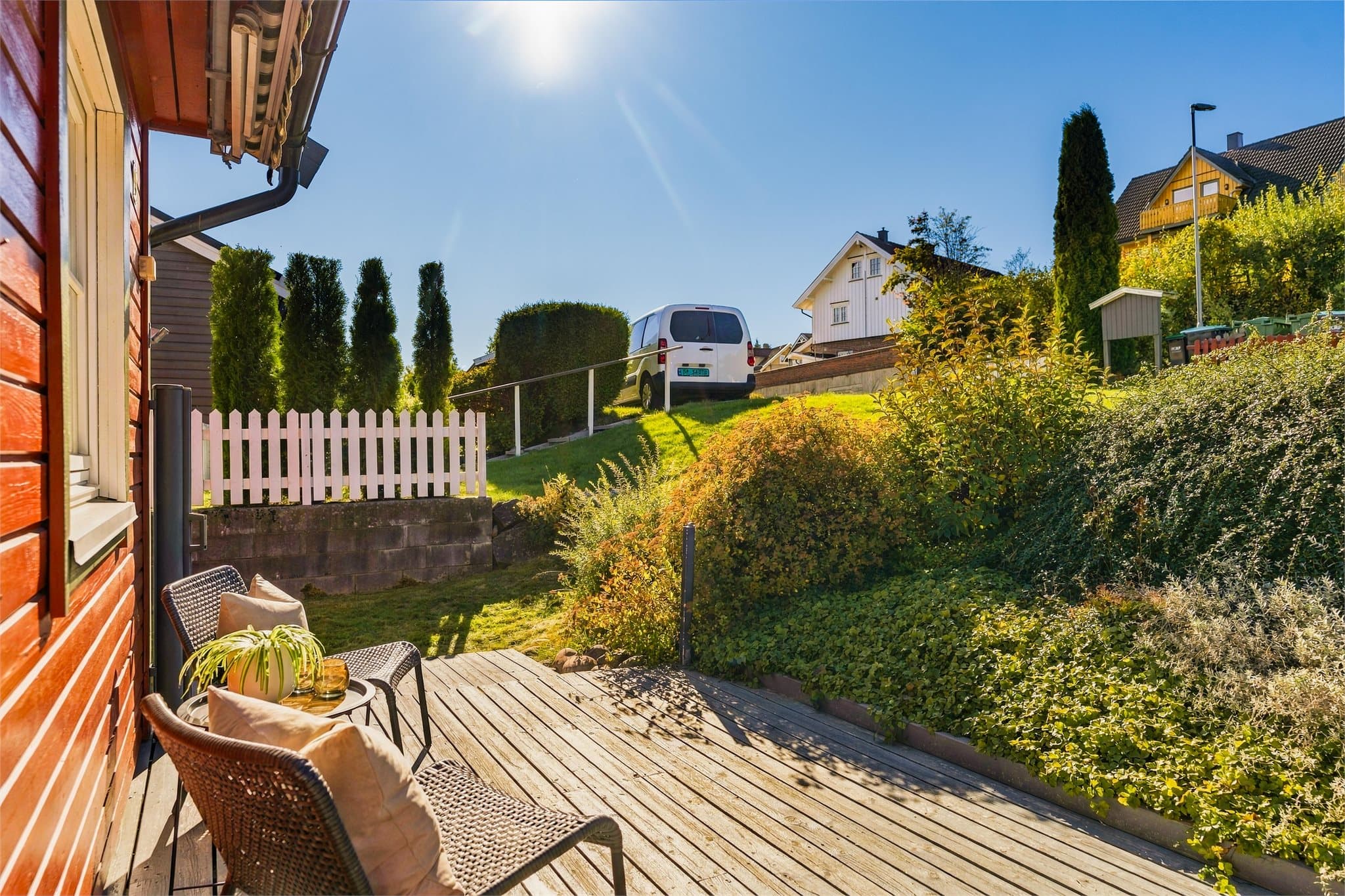 Plass til utemøbler ved inngangspartiet.