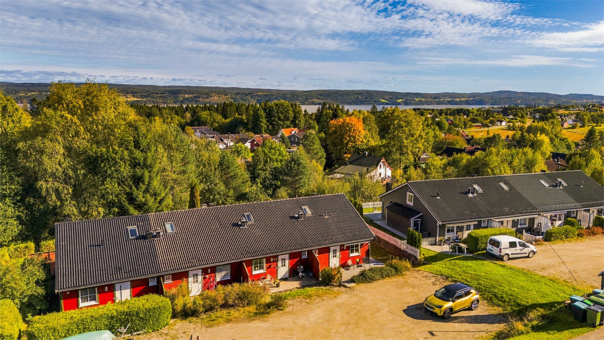 Boligen disponerer to biloppstillingsplasser, praktisk plassert nærmest leiligheten.