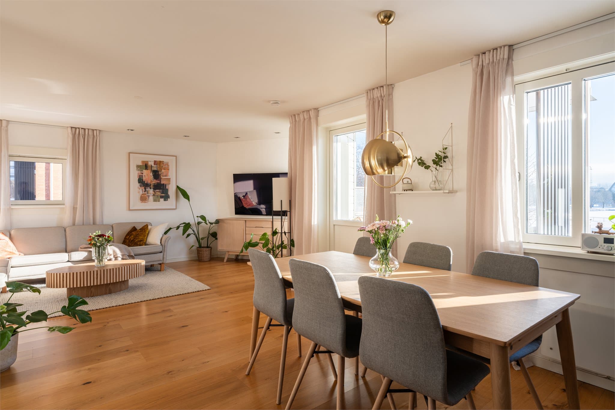 Leiligheten er godt vedlikeholdt og har blitt jevnlig oppgradert i seneste årene.