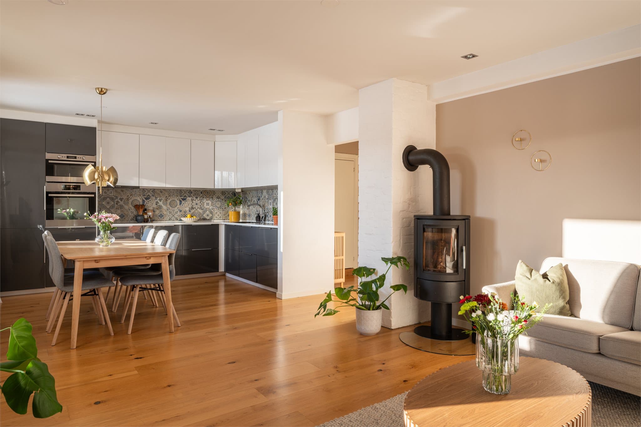 Leiligheten fikk ny parkett i 2021, som bidrar til et varmt og innbydende preg.