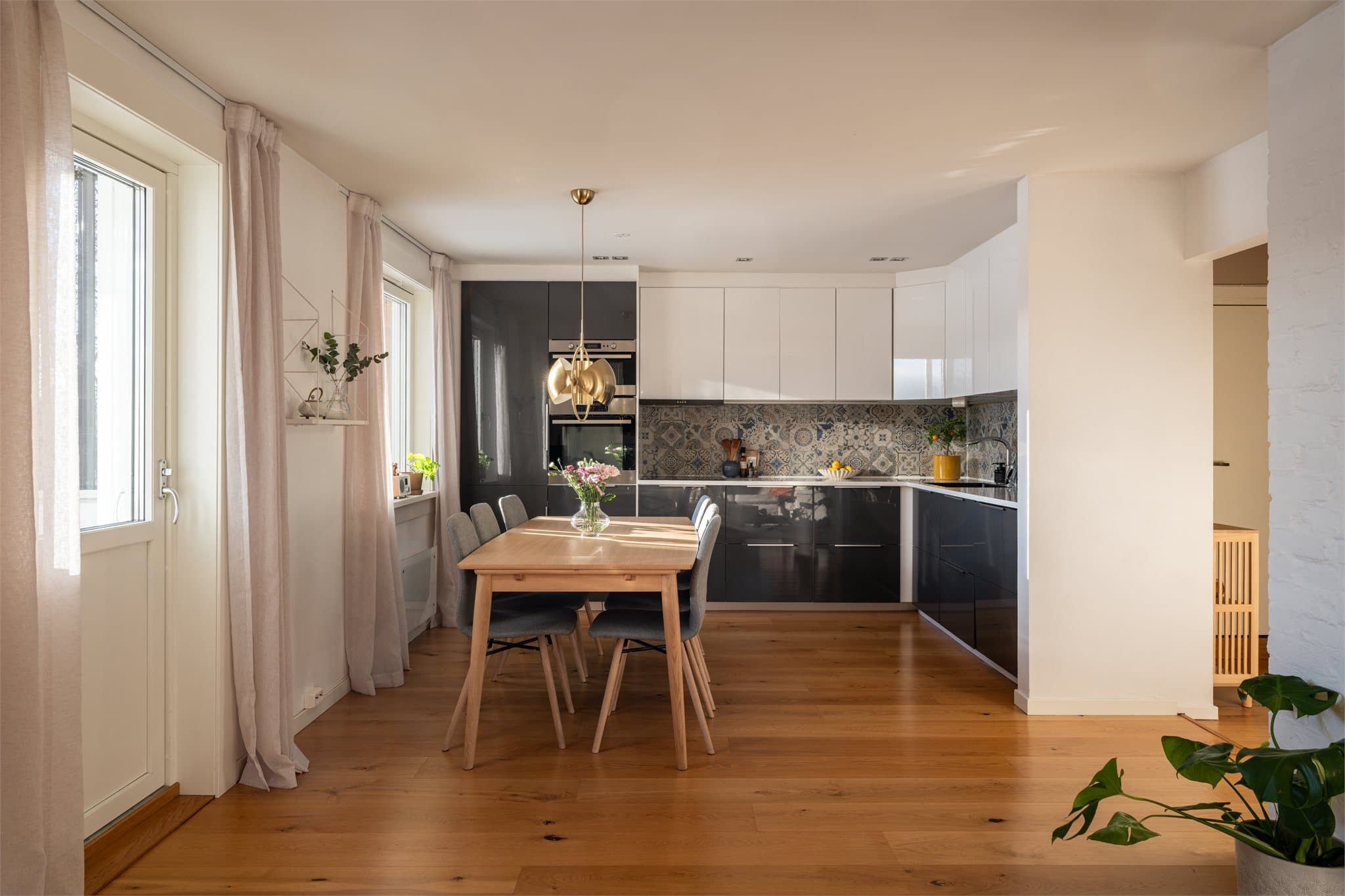 Spisebordet får en naturlig plassering mellom stue- og kjøkkensonen.