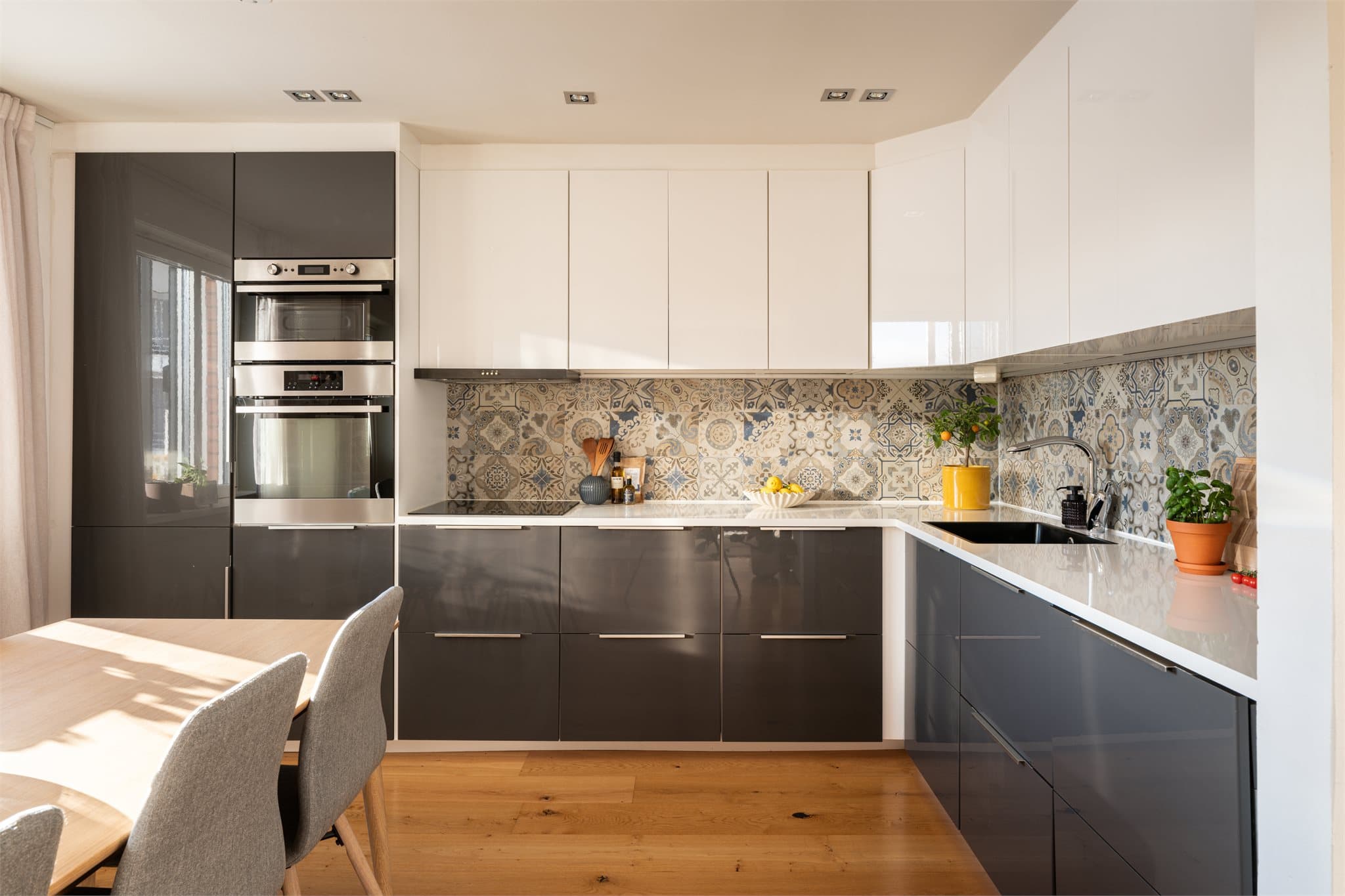 Innholdsrikt og moderne kjøkken fra 2015 med integrerte hvitevarer som gir et sømløst og helhetlig uttrykk.