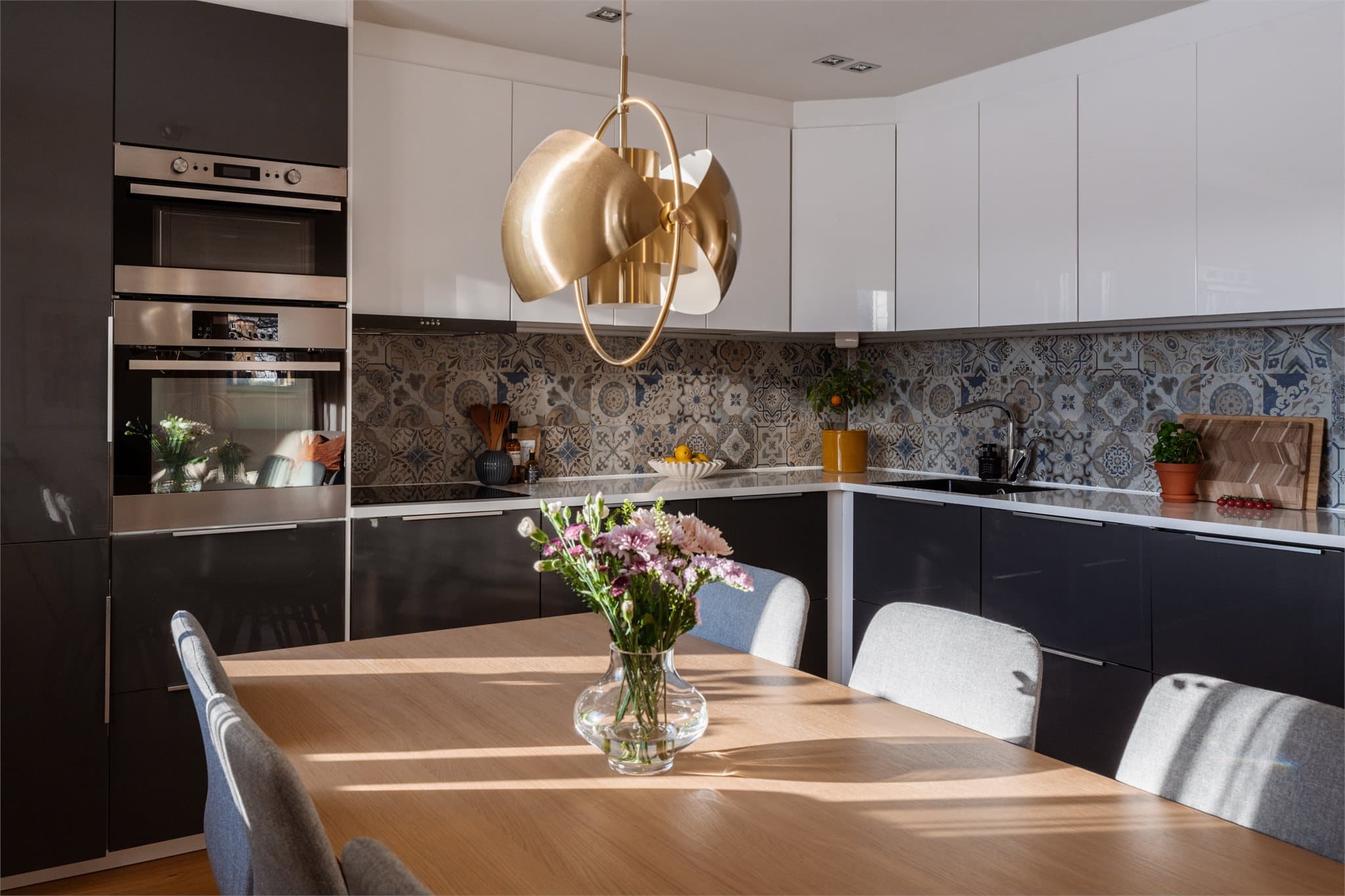 Her er det god plass til å samle vennegjengen til hyggelige middager i deres nye hjem.