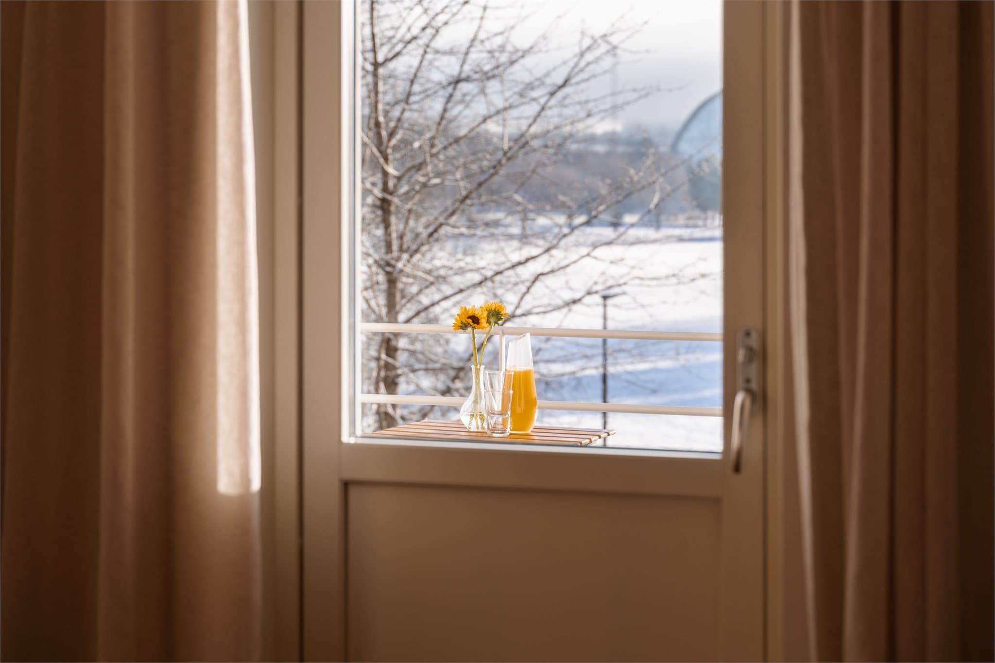 På vår- og sommerhalvåret kan dere rusle rett ut på en herlig balkong.