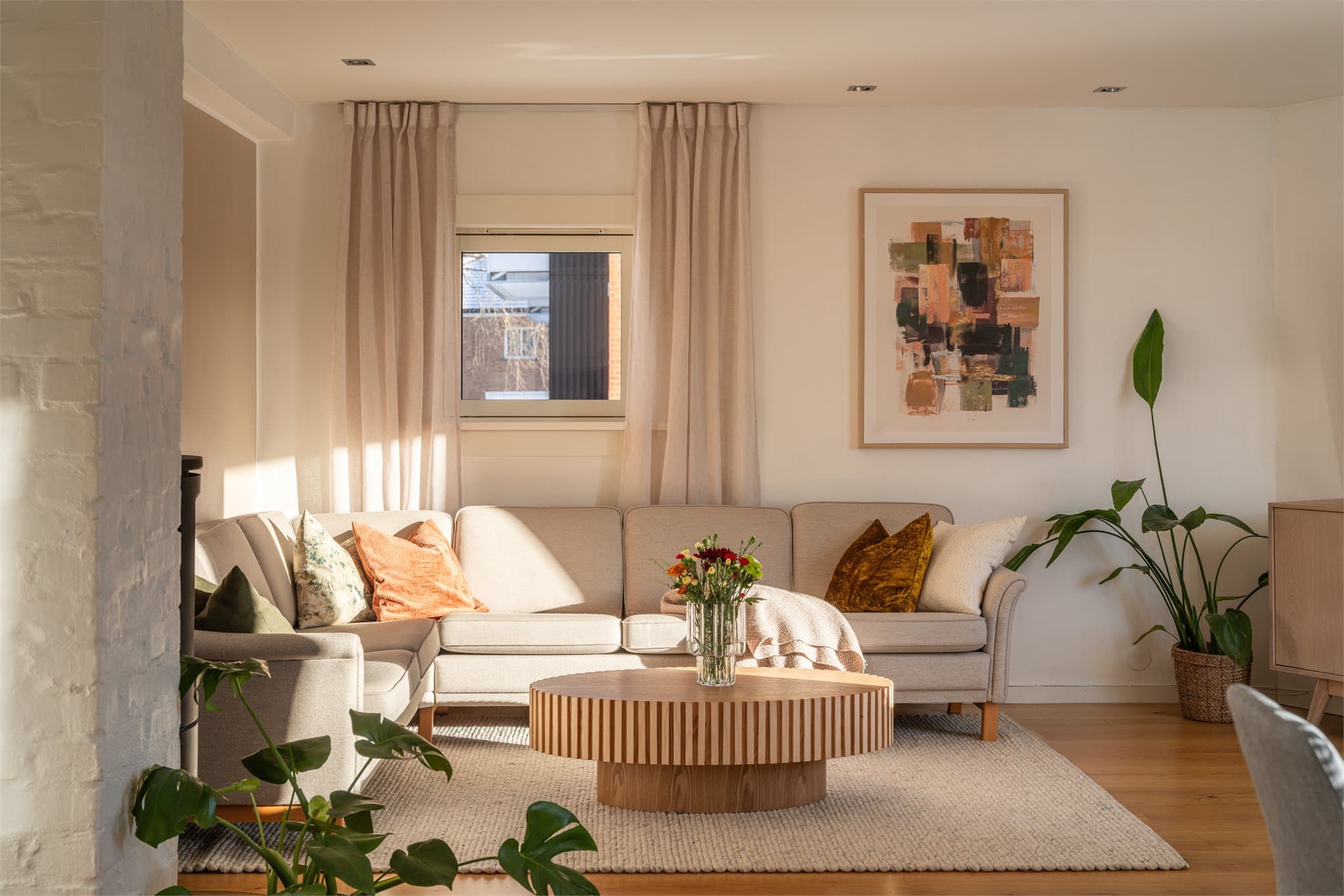 En flott hjørneleilighet med et stort, luftig oppholdsrom med gode soner.