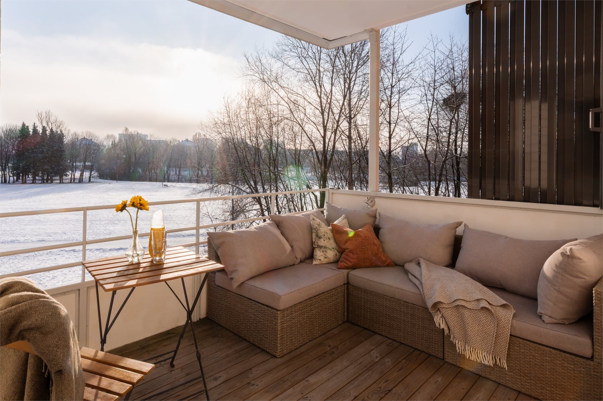 Flott balkong på ca. 8 m² med plass til lounge, spiseplass og grønne planter.
