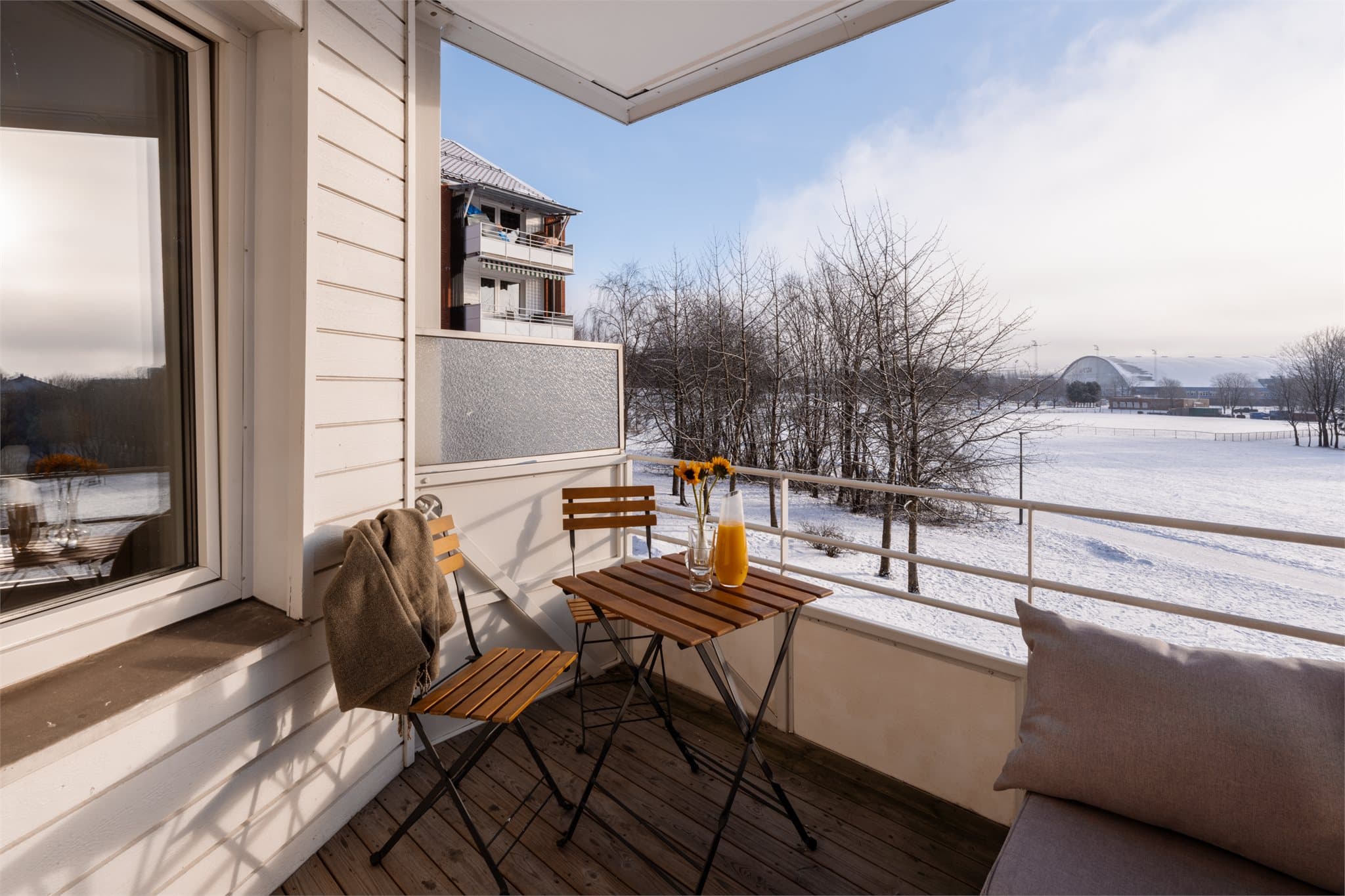 Balkongen er vendt mot øst og har god plass til utemøbler.