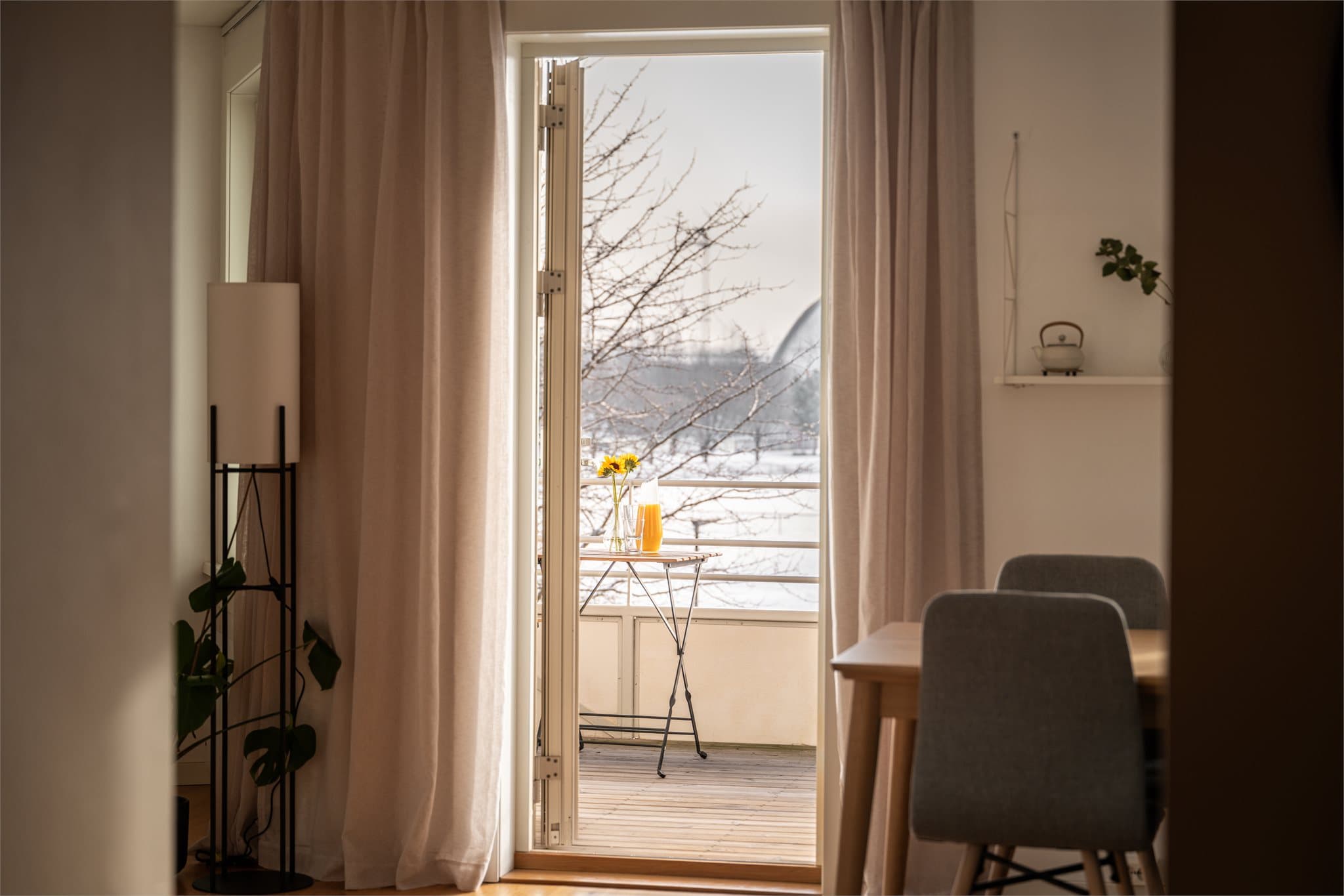 Leiligheten har fantastisk beliggenhet rett ved parken, helt uten innsyn og med fri utsikt fra vinduene.