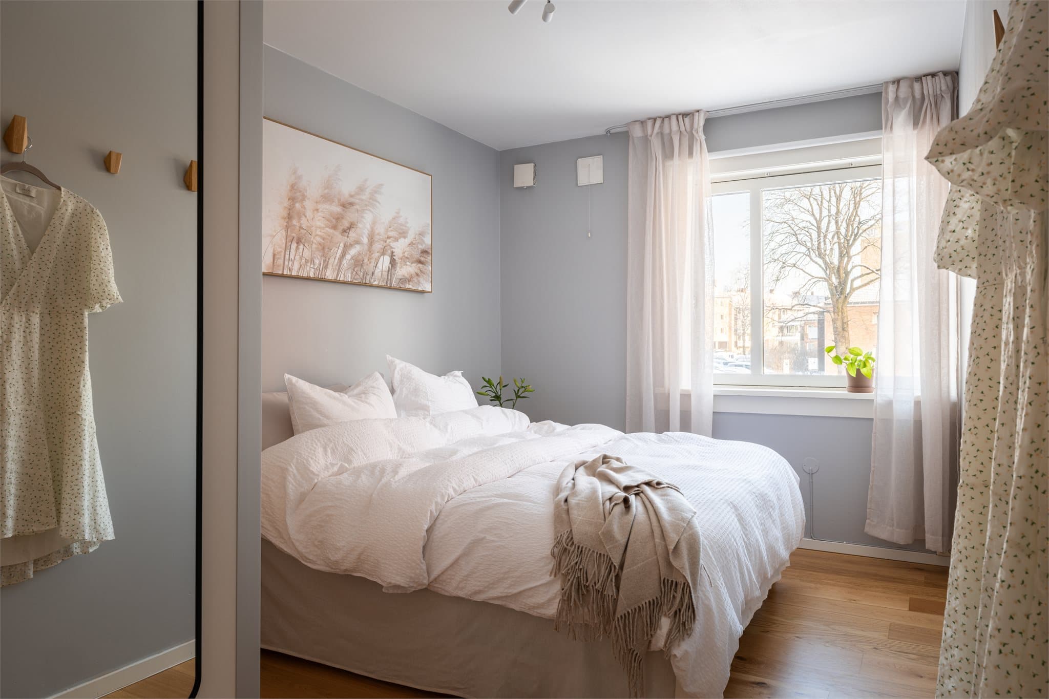 Hovedsoverommet er lyst og rolig, med behagelige fargetoner og fint lys fra vinduet.