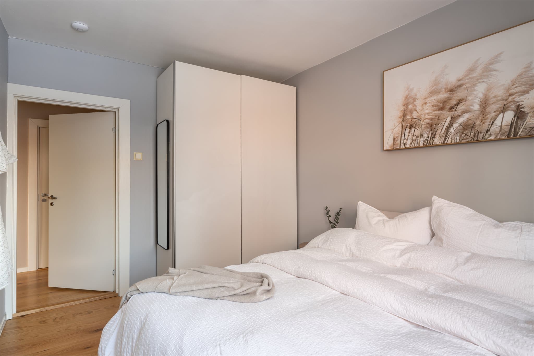 Videre får dere med et praktisk garderobeskap for oppbevaring av klær og sko.