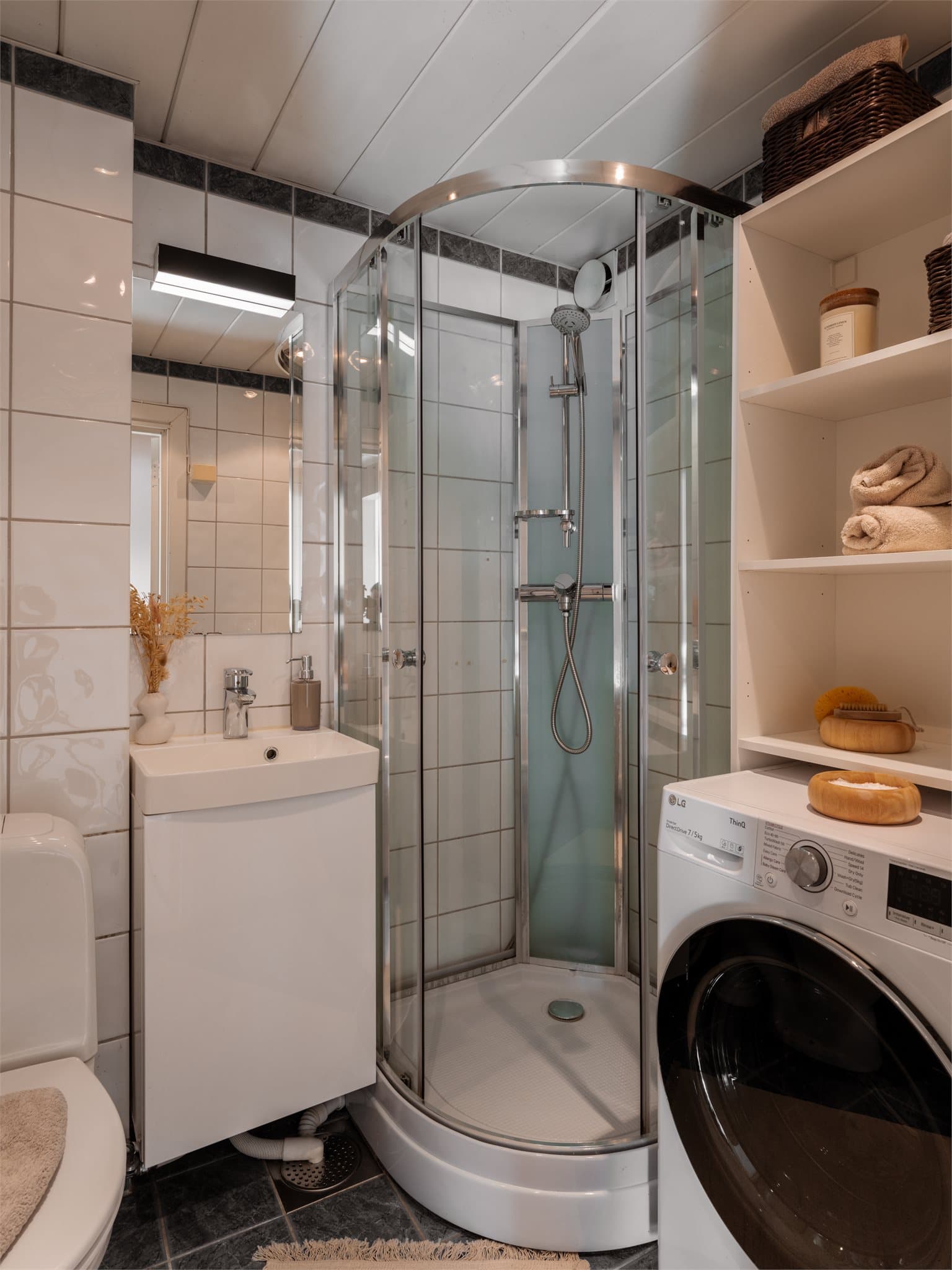 Et flislagt baderom med alt dere trenger.