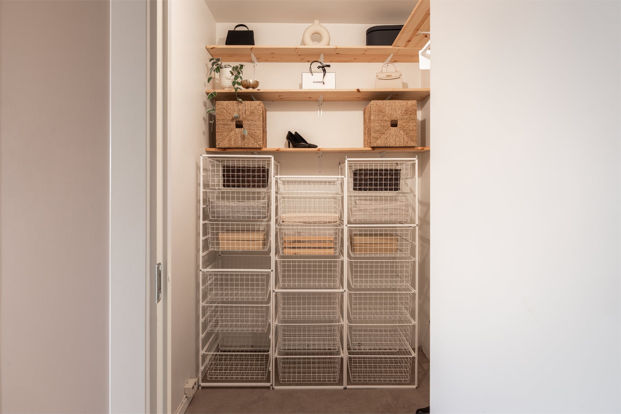 I tilknytning til gangen finner dere en praktisk bod med gode oppbevaringsløsninger - perfekt for å holde hverdagen ryddig og oversiktlig.