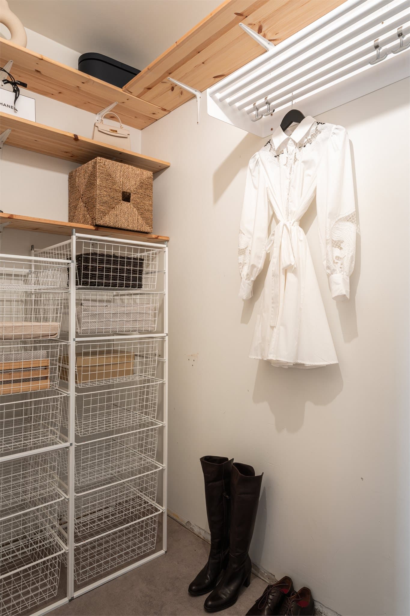 Boden er innredet med gode oppbevaringsløsninger for maksimal bruk av plassen.