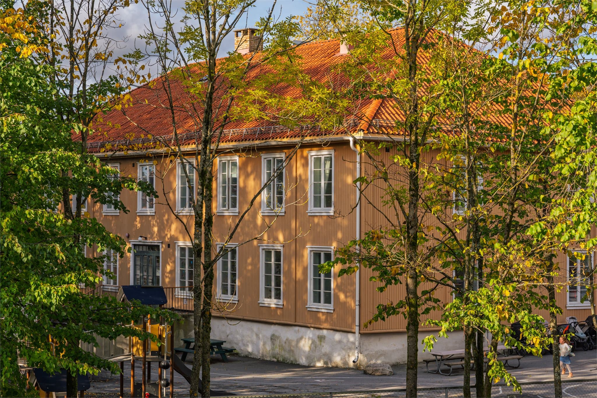 Det er flere skoler og barnehager i området, som Teglverket skole og Hovin barnehage.