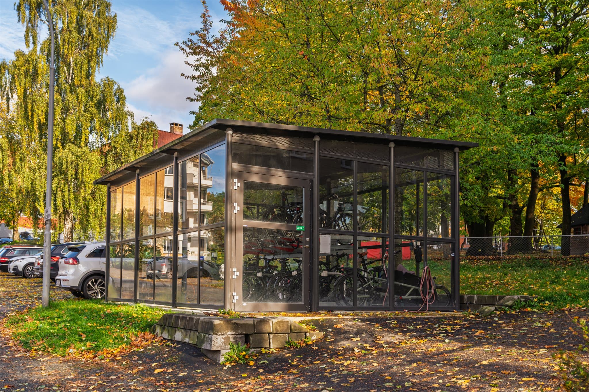 Sikker og overbygget sykkelparkering er tilgjengelig for beboerne.