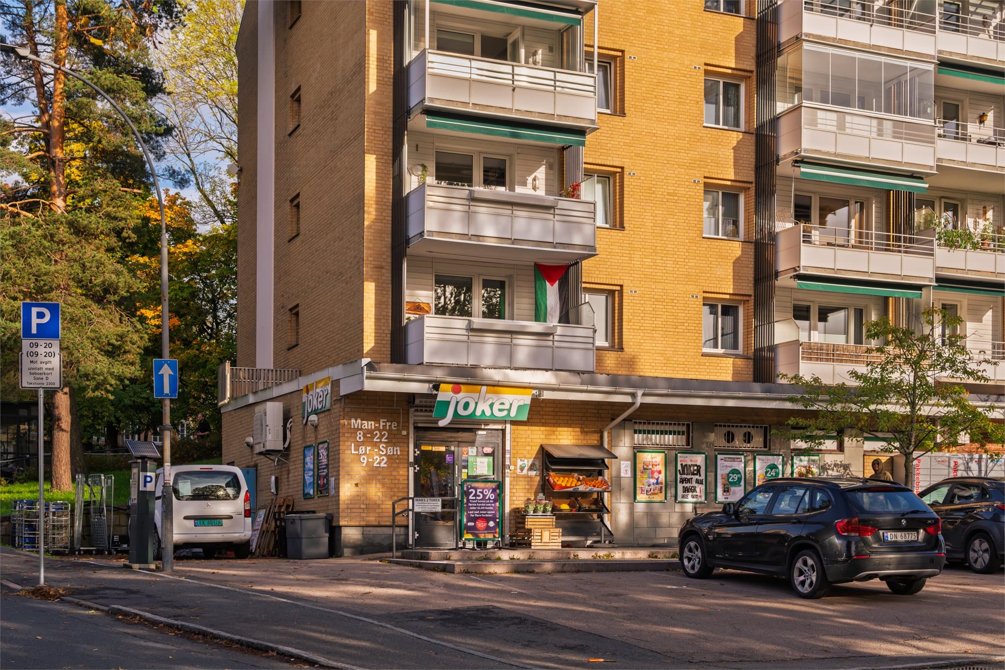 Hverdagsinnkjøpene gjøres enkelt hos Joker, kun 2 minutters gange unna.