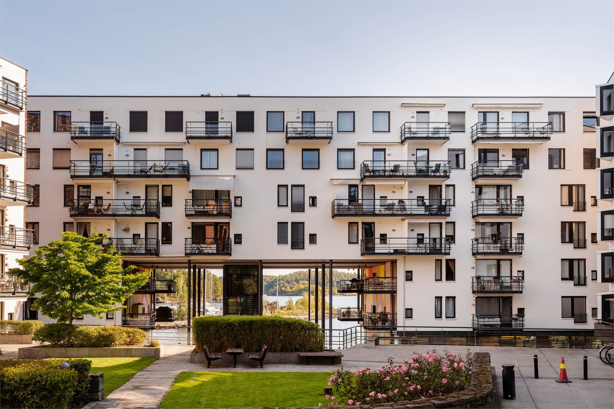Bygget på Lysaker Brygge har moderne arkitektur og et felles gårdsrom med utsyn mot vannet.