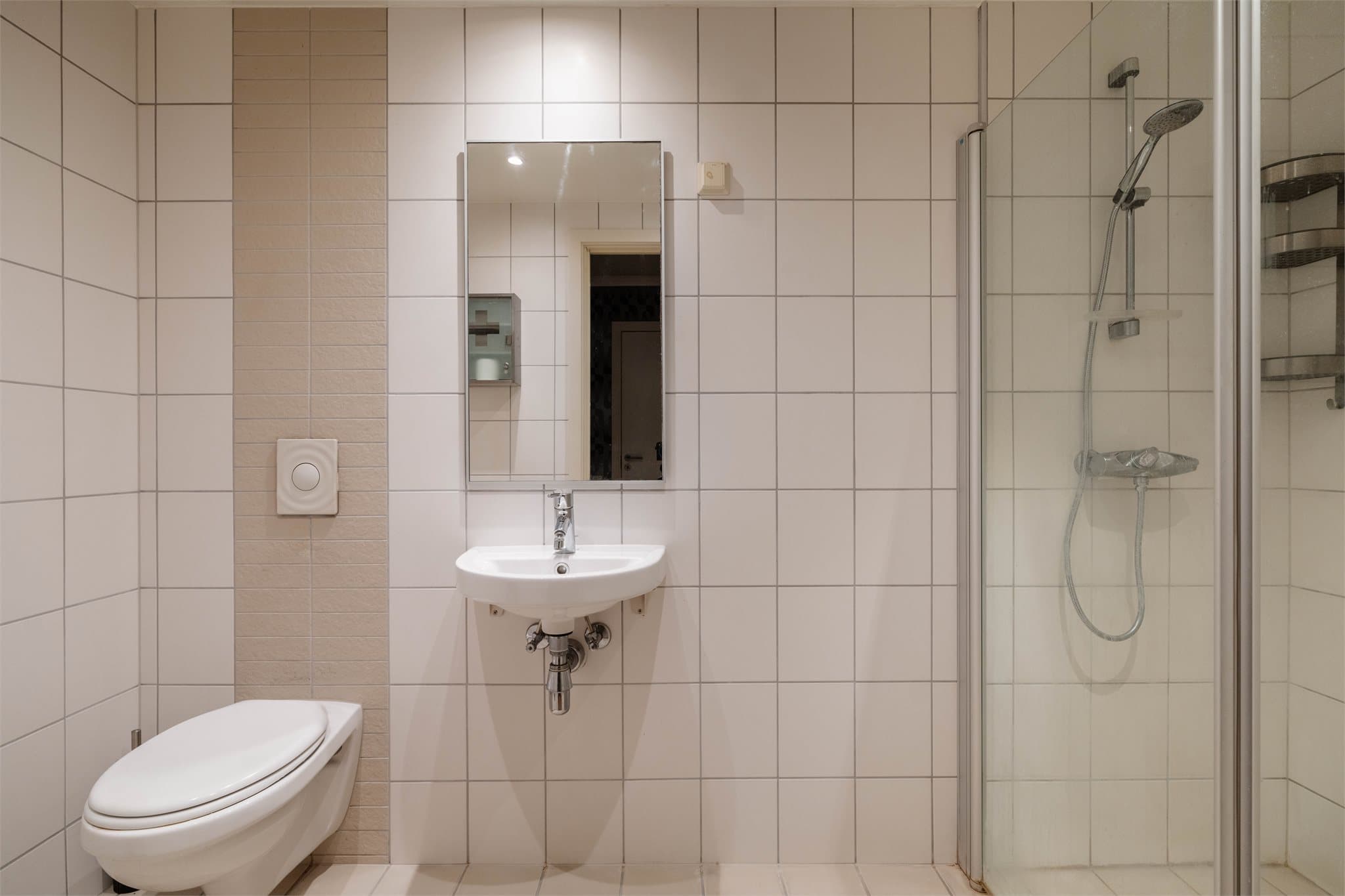 Boligens andre bad er utstyrt med dusjhjørne, servant, vegghengt toalett og gulvvarme.