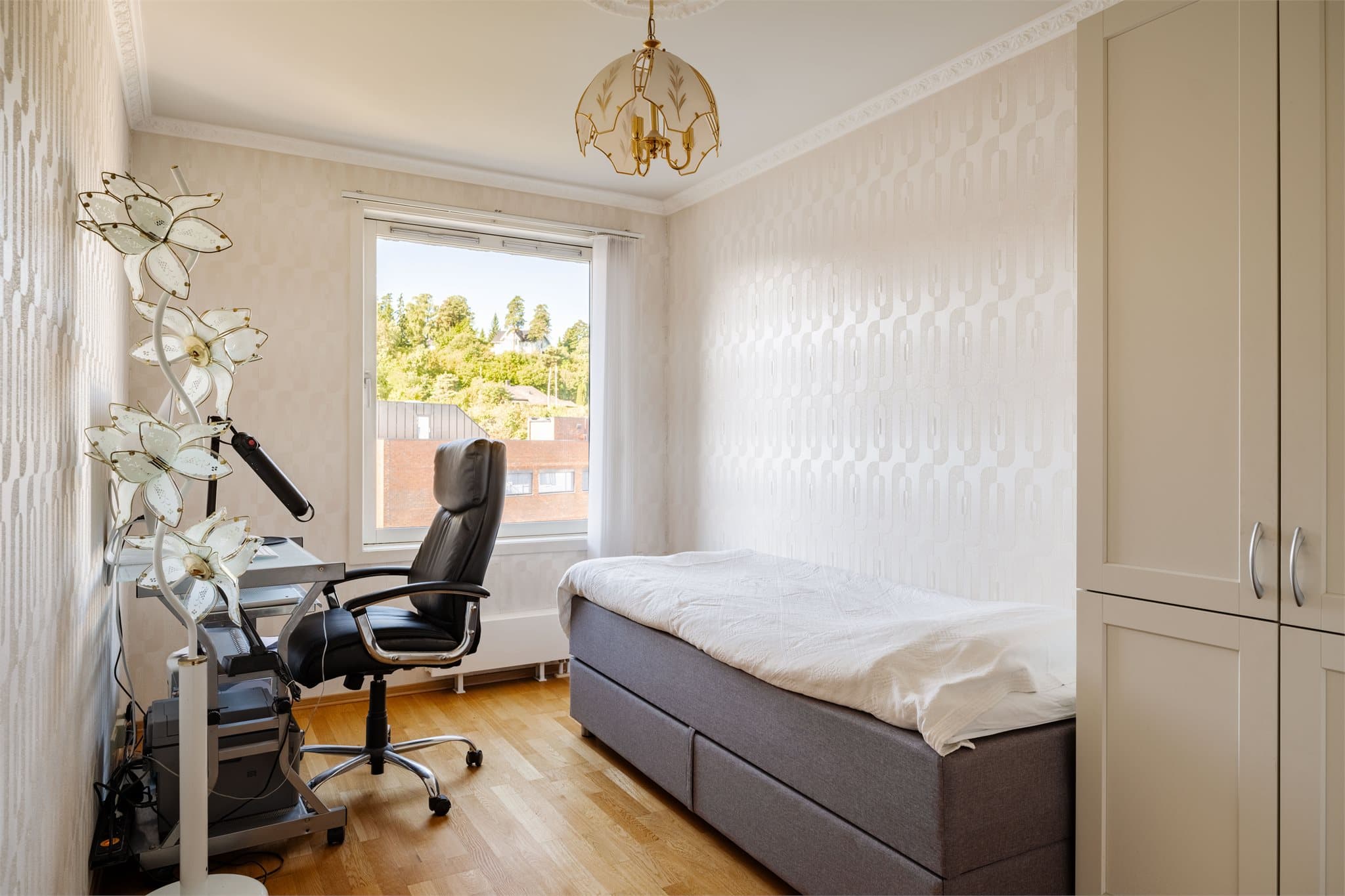 Soverom 2. Soverom med plass til seng og skrivebord, velegnet som barnerom eller hjemmekontor.