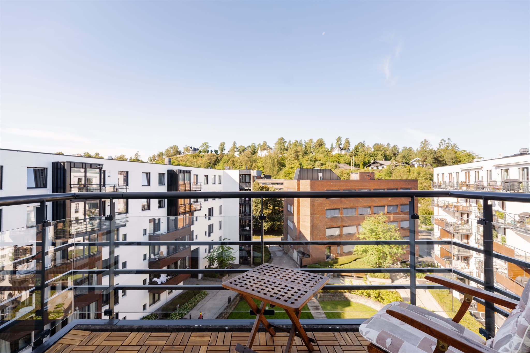 Balkongen utenfor soverommet har plass til kafémøblement og vender mot sameiets indre gårdsrom.