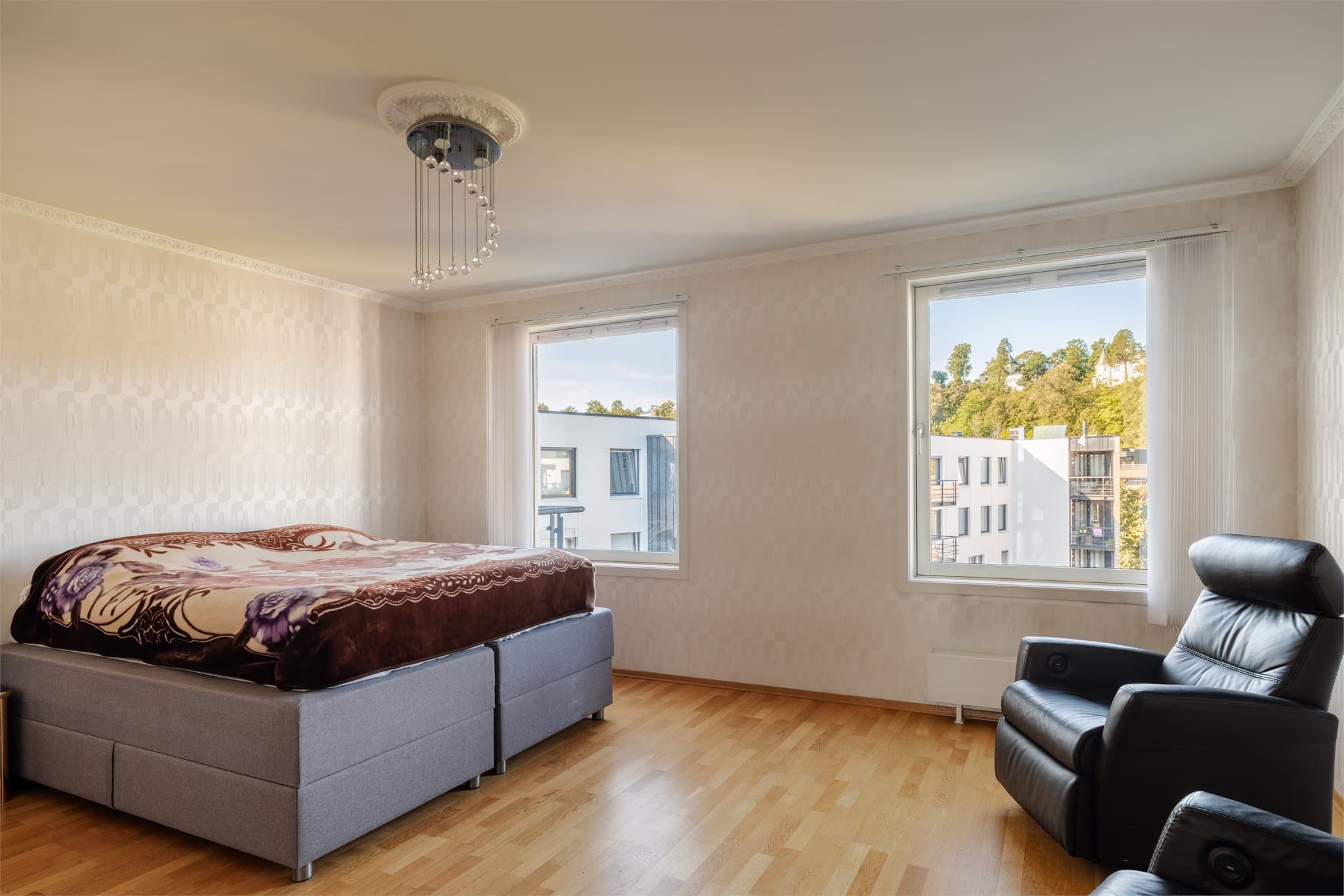 Leiligheten har tre soverom. Hovedsoverommet er romslig og har god plass til dobbeltseng, nattbord og ønsket garderobeløsning.