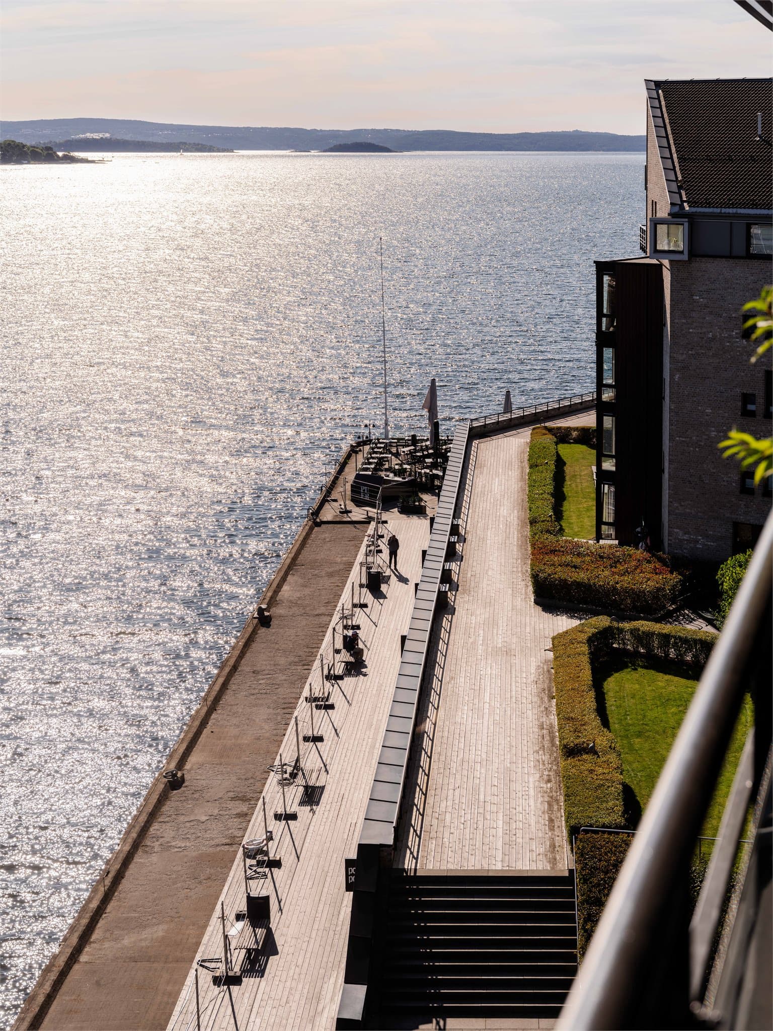 Sjøpromenaden like nedenfor har serveringssteder som Pier 31 og hyggelige sitteplasser ved vannkanten.