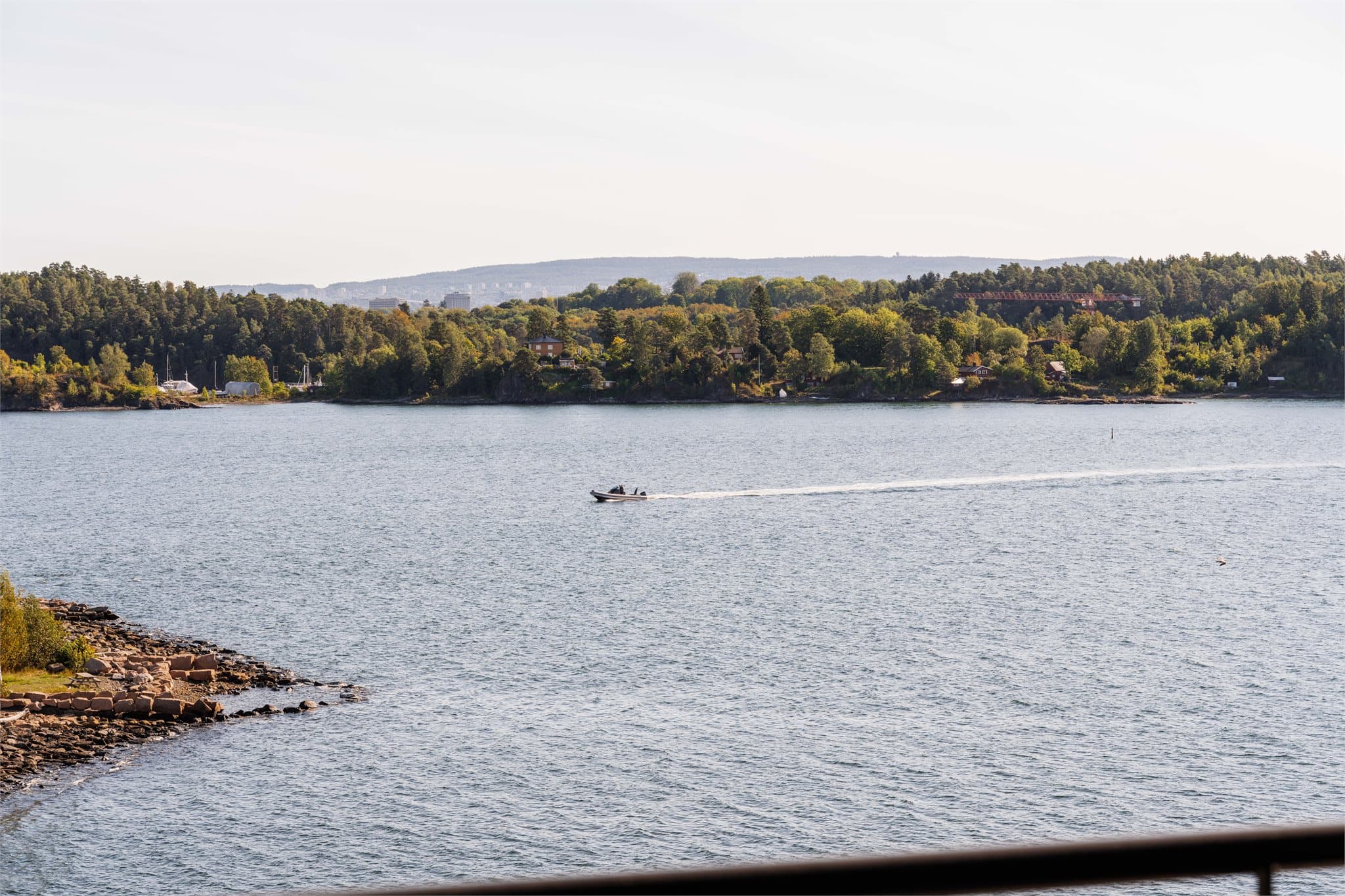 Fjordlandskapet utenfor byr på et levende båtliv gjennom hele sesongen.