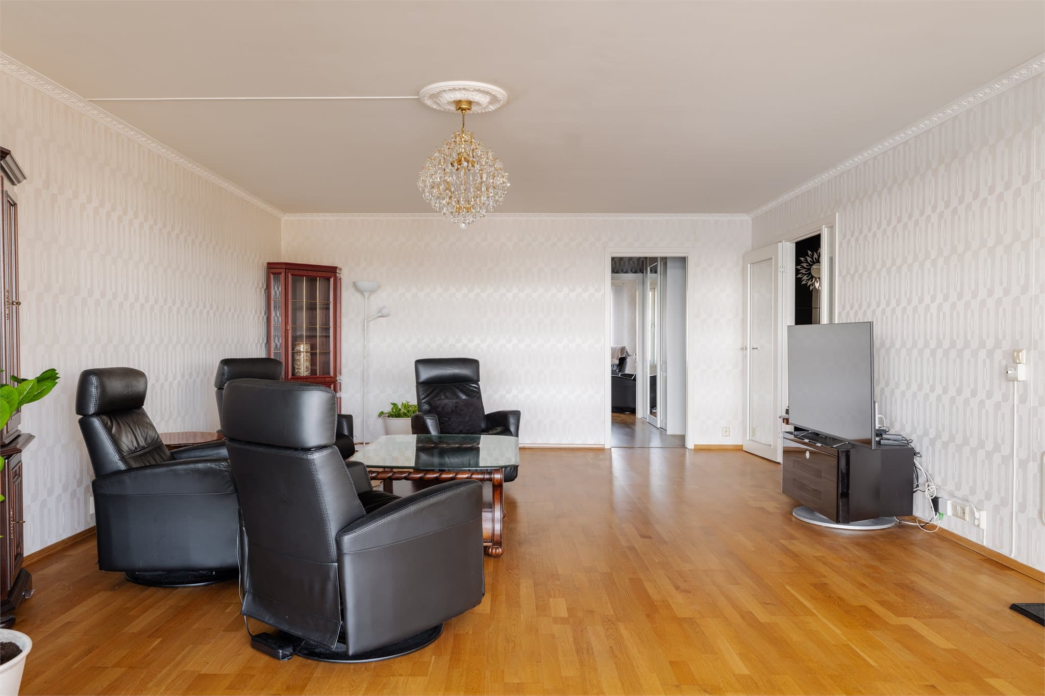 Oppholdsrommene varmes opp av panelovner, fjernvarmeanlegg for oppvarming og varmtvann.