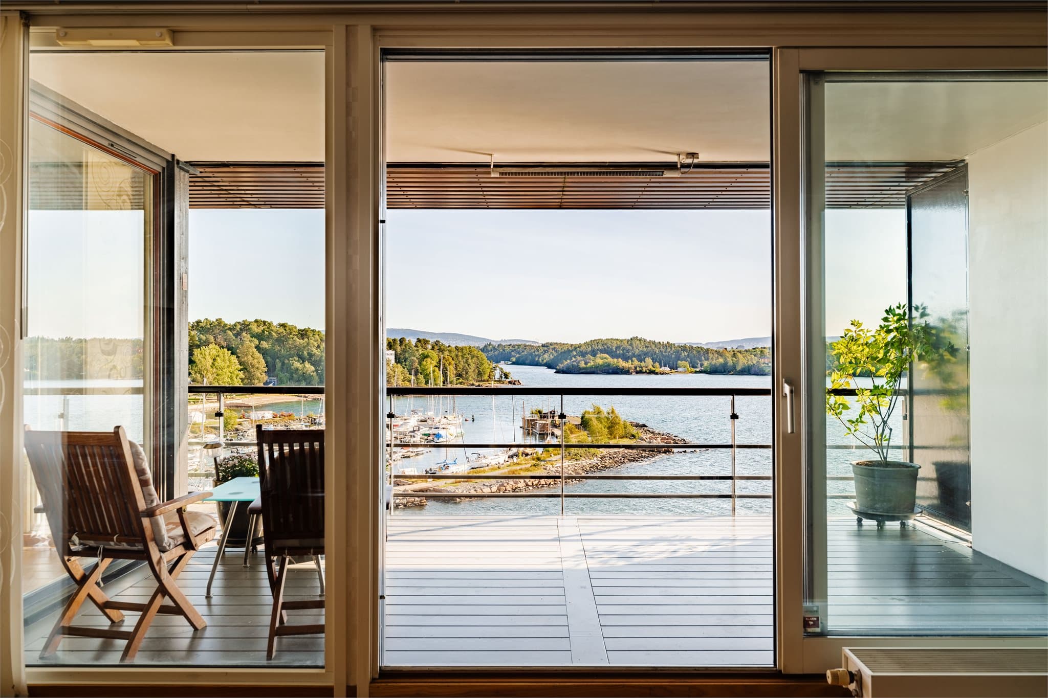 Store vindusflater fra gulv til tak sørger for rikelig med dagslys og flott utsyn mot fjorden. Skyvedørene åpner opp mot balkongen og fungerer som en naturlig forlengelse av oppholdsrommet i sommerhalvåret.