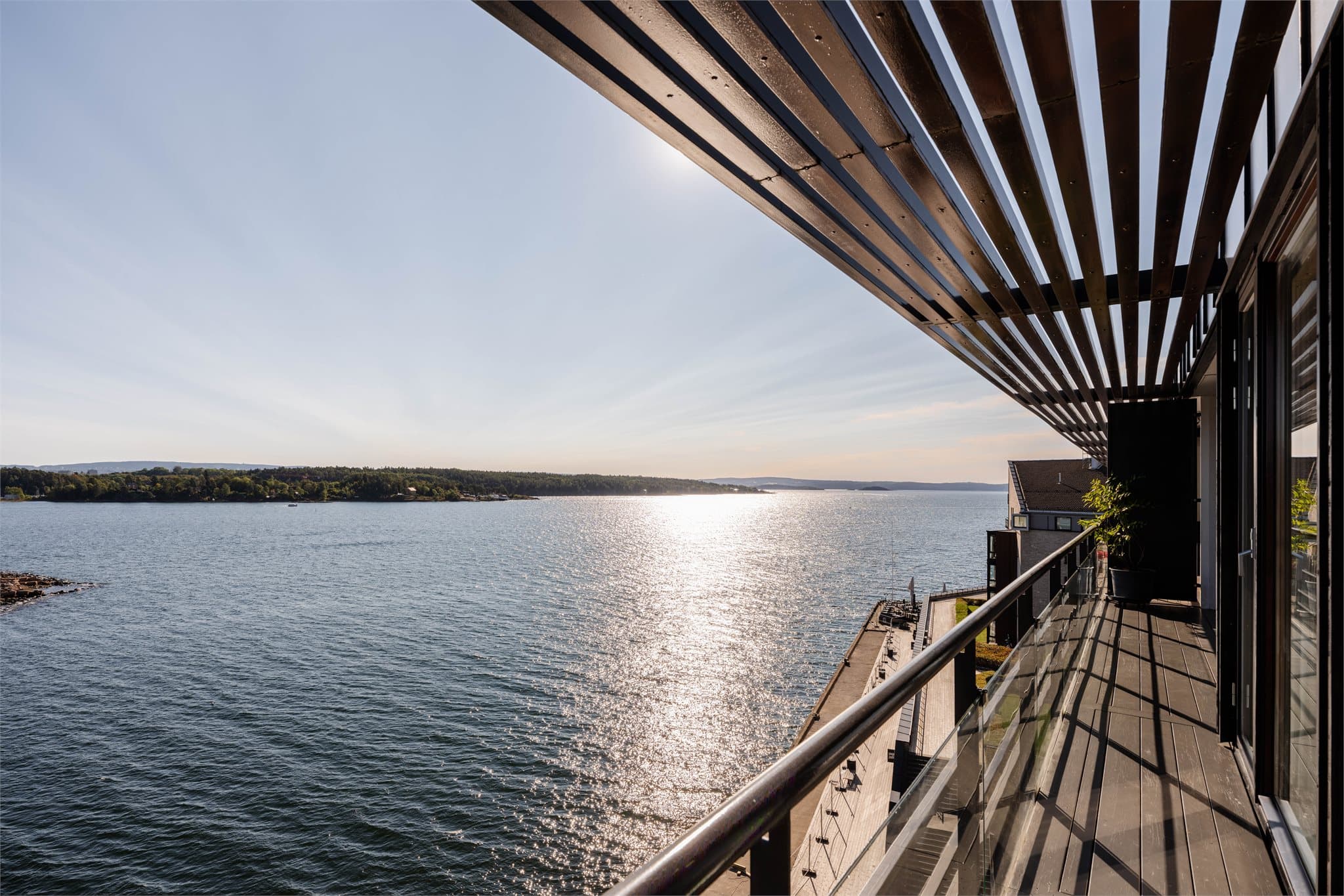 Balkongen ut fra oppholdsrommet er på ca. 19 m² og byr på storslått utsikt over fjorden og innseilingen mot Oslo.