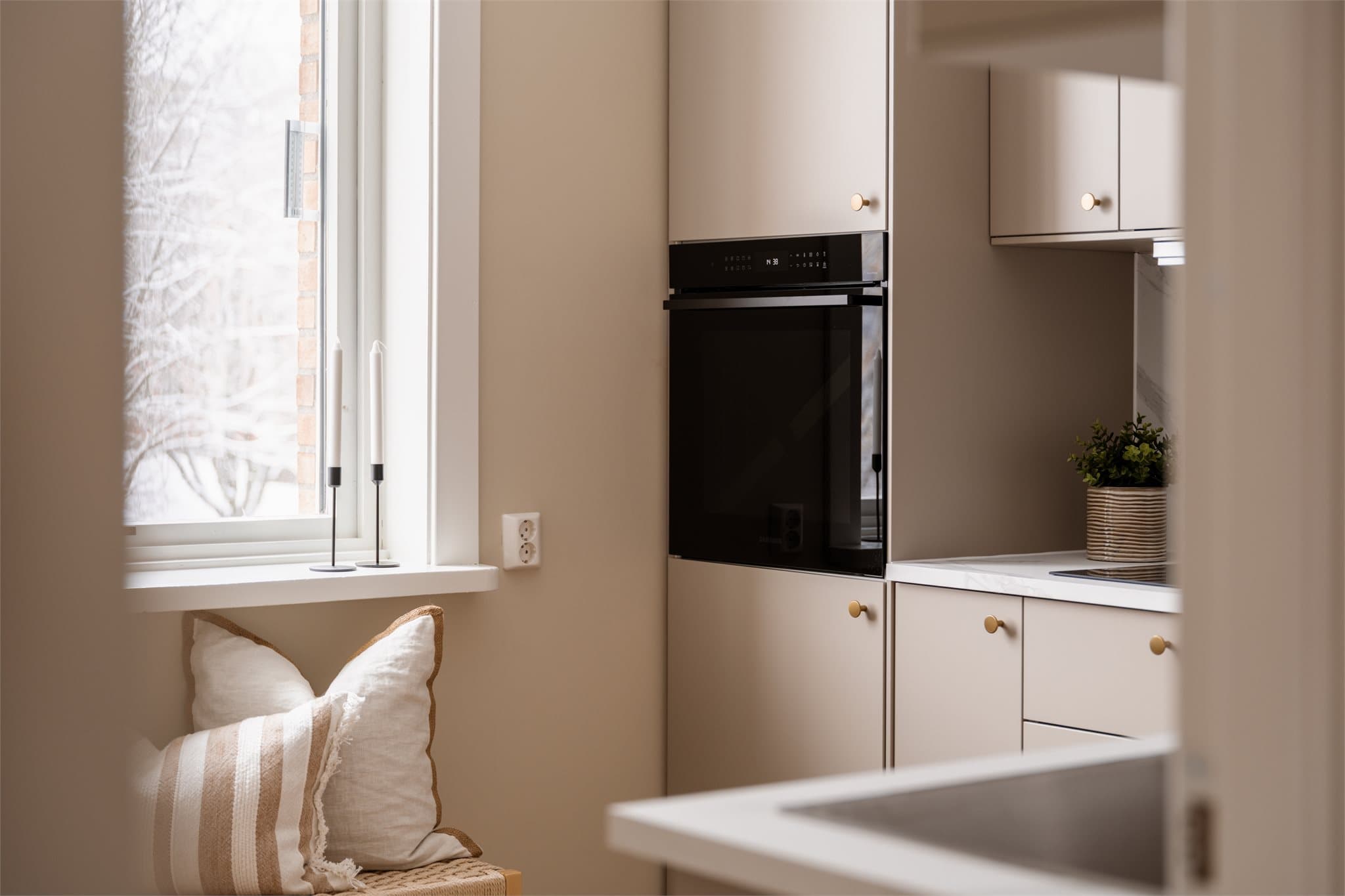 En nyoppusset og gjennomgående 3-roms leilighet med moderne, tidsriktige fargevalg - her kan man flytte rett inn!