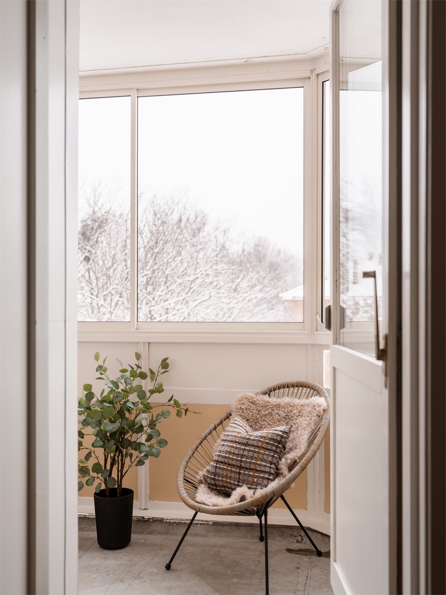 Med utgang fra stuen har man en herlig sørvestevendt og innglasset balkong.