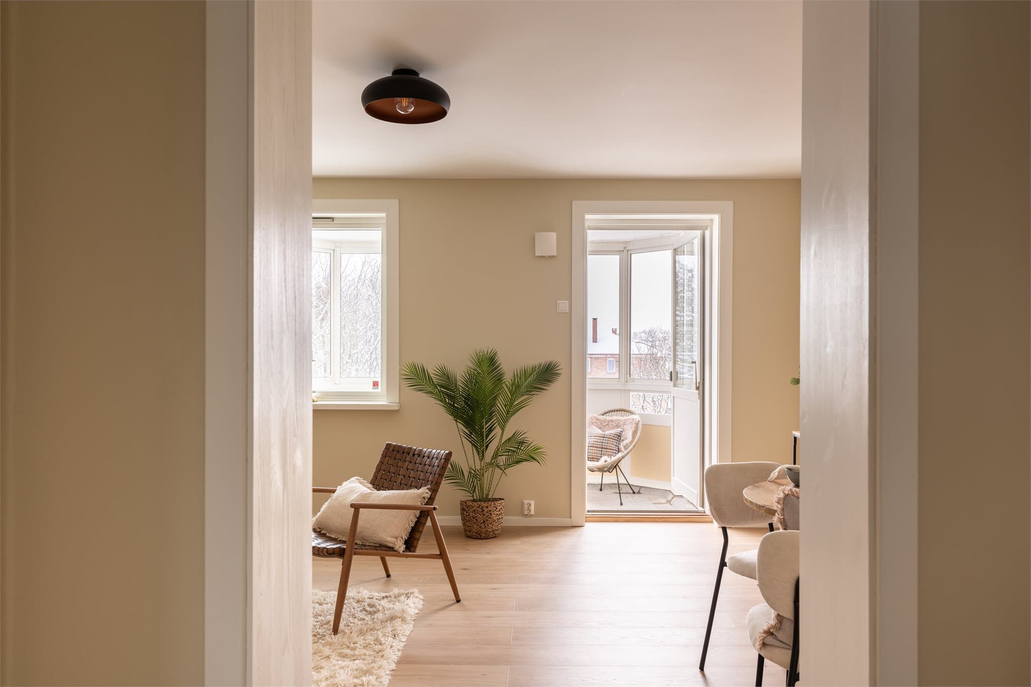 Store vindusflater, takhøyde på ca. 2,51m og gjennomgående lysinnslipp bidrar til at leiligheten oppleves som lys og luftig - selv på vinteren.