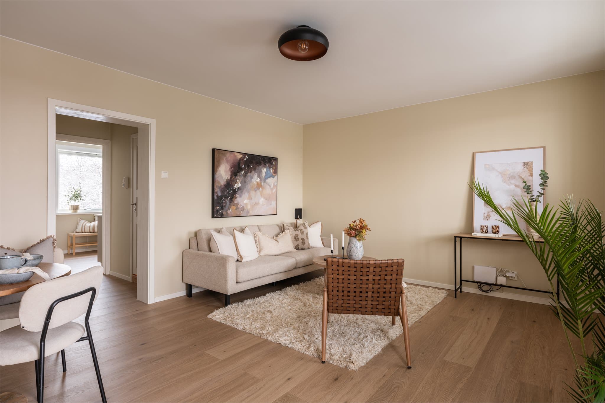 Stuen lar seg enkelt møbleres i ulike soner med både sofagruppe med tilhørende mediemøblement, i tillegg til spisegruppe.