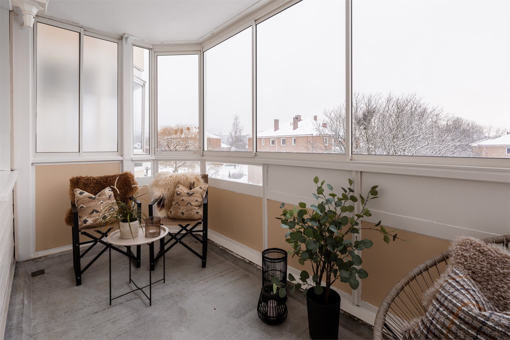 Balkongen er på hele 9m², og har rikelig med plass til balkongmøbler.