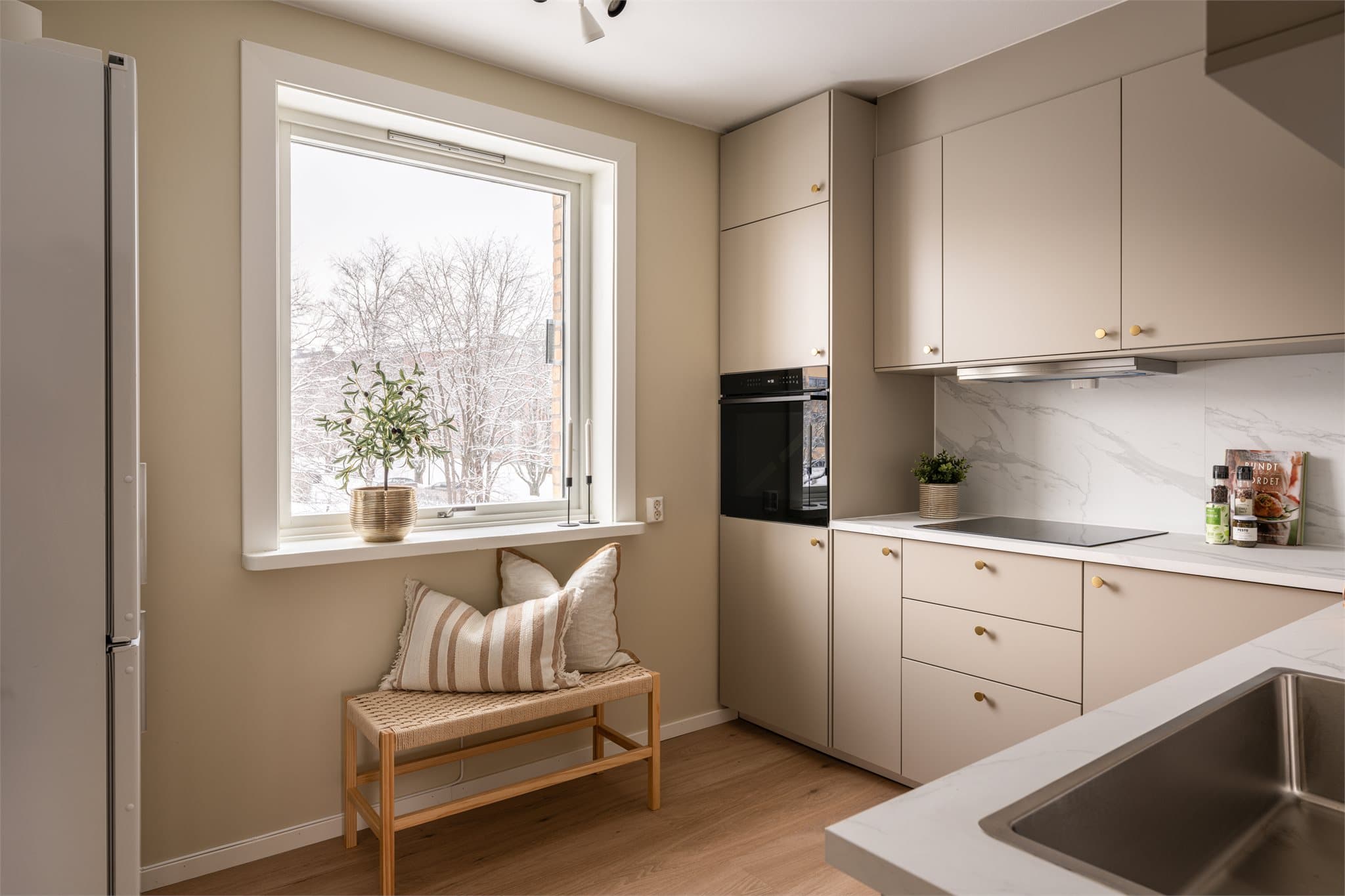 Nytt og ubrukt kjøkken fra IKEA (2026) i separat rom fra stuen.