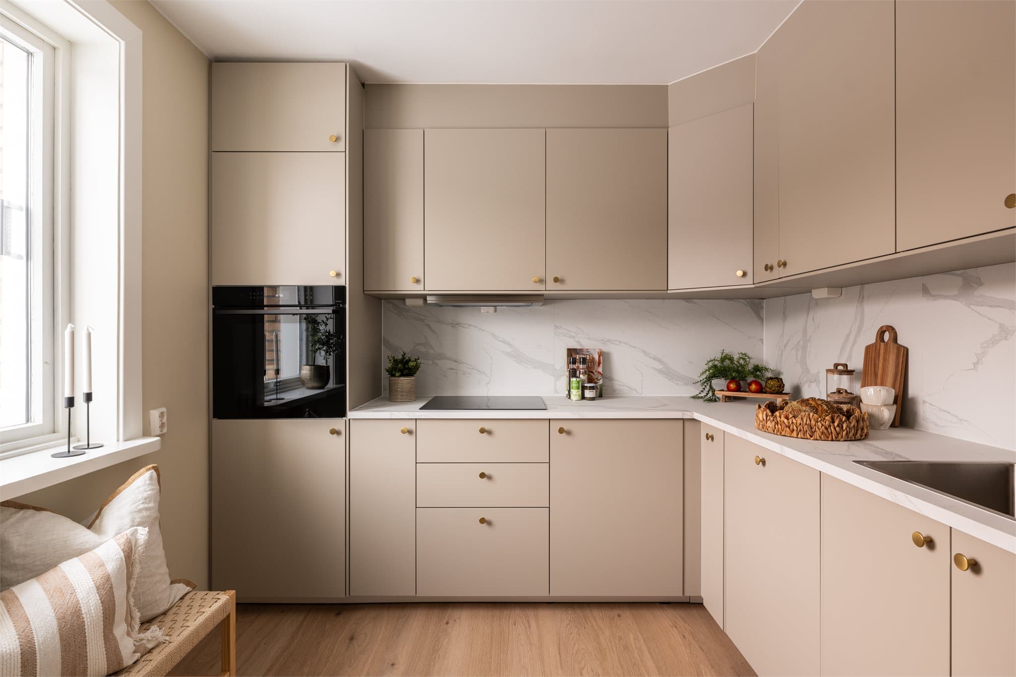 Kjøkkenet er fult utstyrt med integrerte hvitevarer som stekeovn, platetopp, oppvaskmaskin og frittstående kjøleskap.