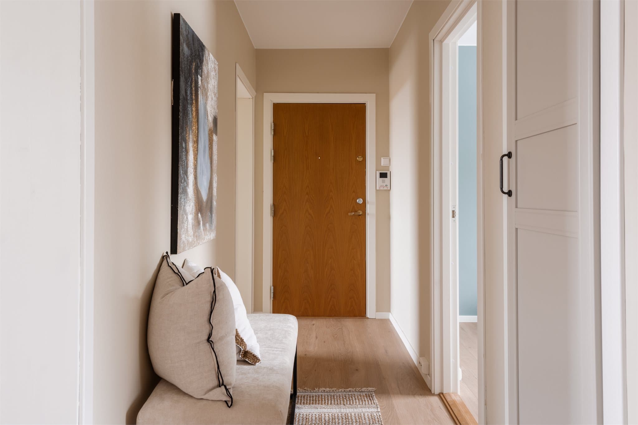 Velkommen inn! Entréen har callinganlegg og innebygd skap, for å enkelt henge fra seg yttertøy.