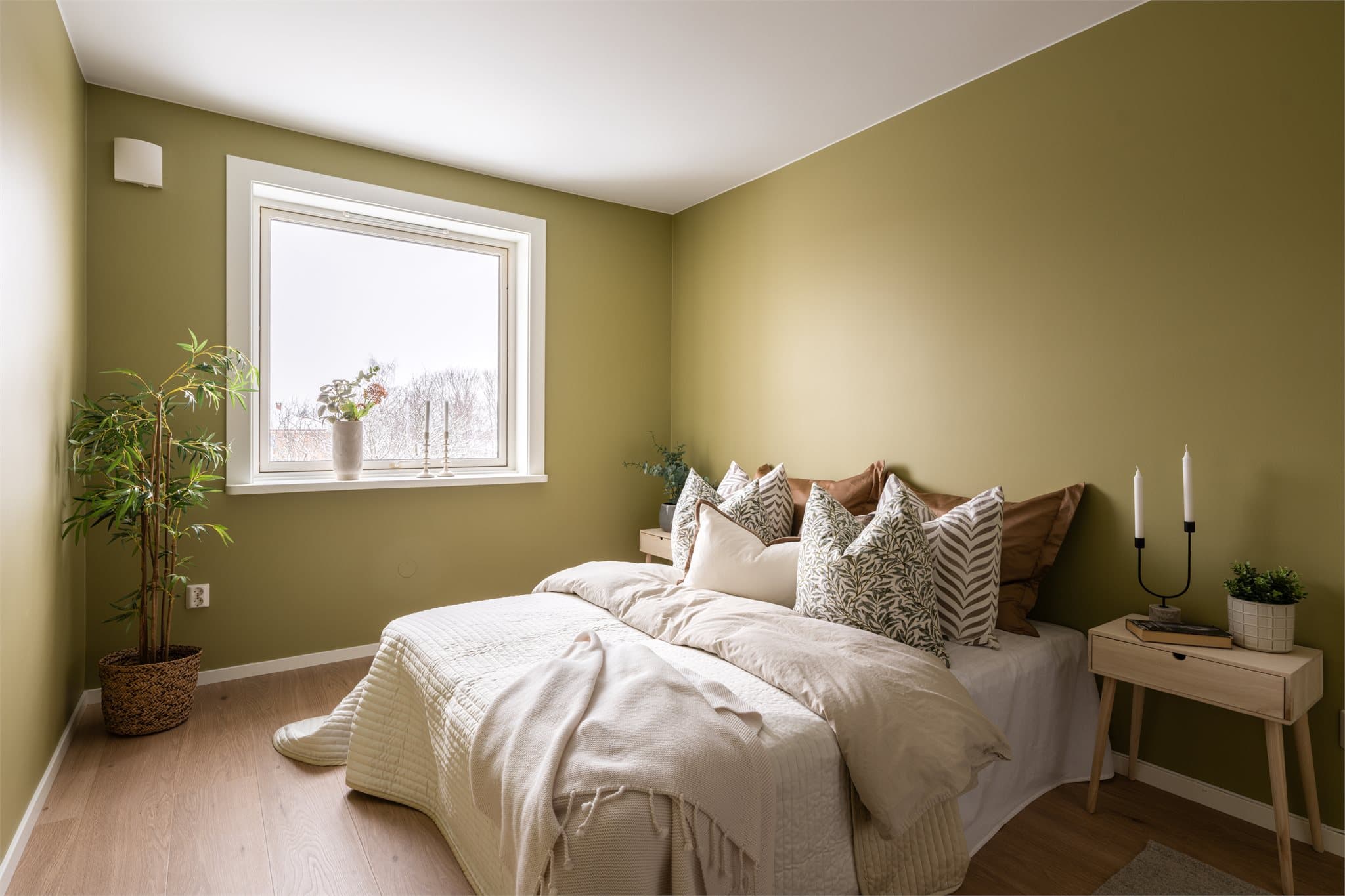 Hovedsoverommet er av god størelse med plass til dobbeltseng, tilhørende møbler og garderobeløsning.