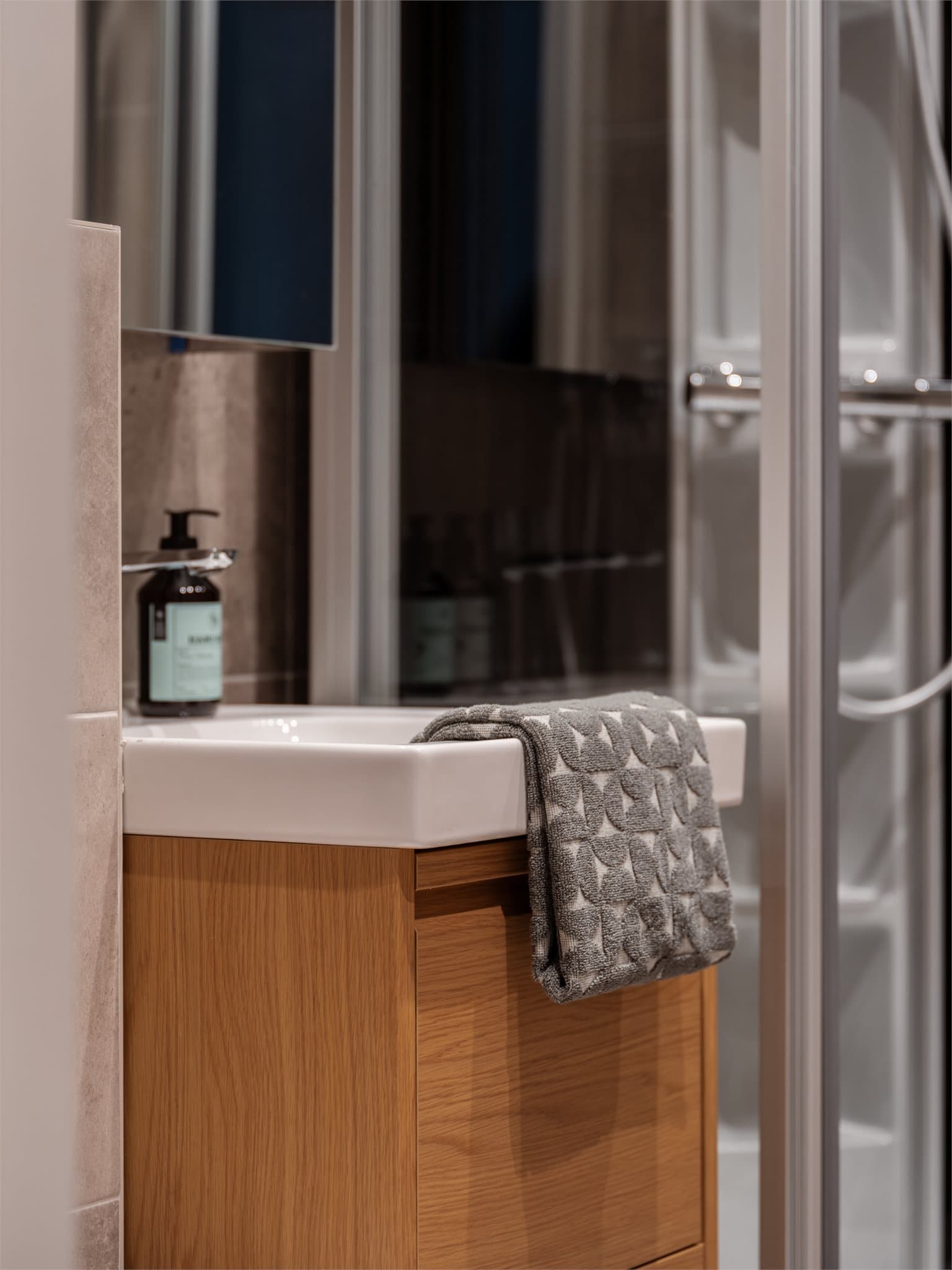 I tillegg ble det montert både downlights og trukket nye kurser til vaskemaskin.