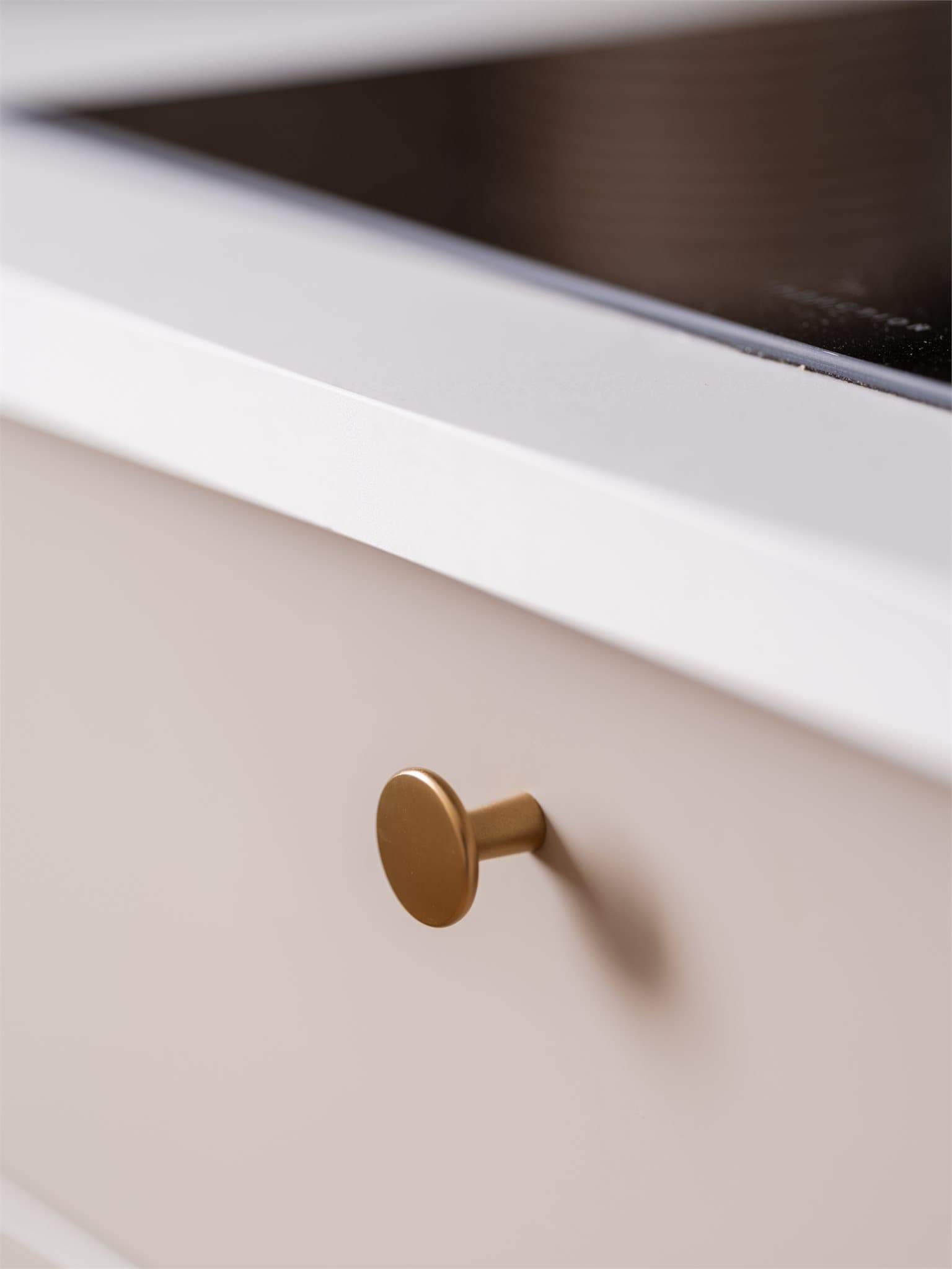 For økt sikkerhet er det installert komfyrvakt og lekkasjevarsler med aquastop