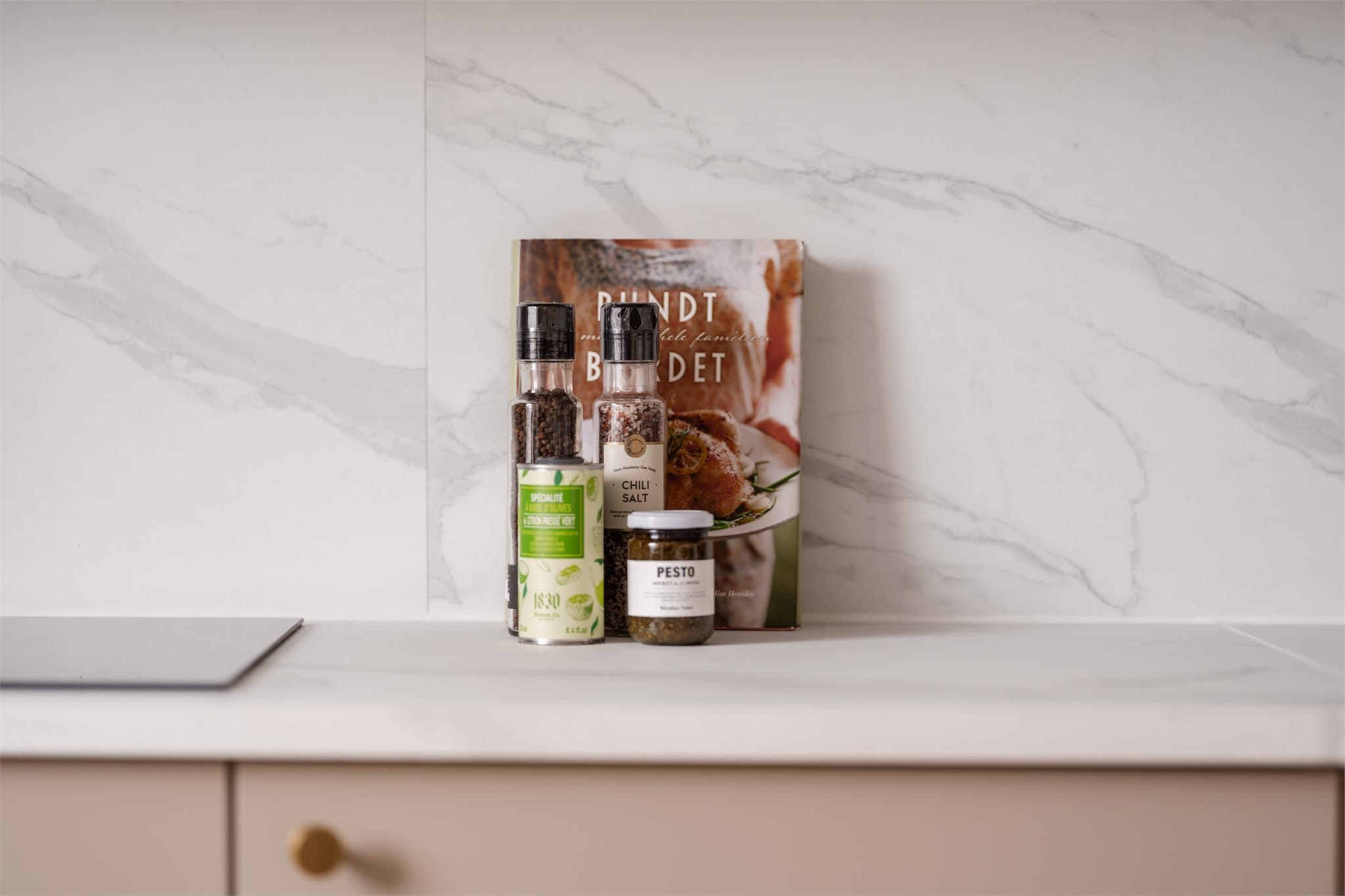 Benkeplaten er i slitesterk laminat, som den enkel å vedlikeholde og rengjøre.