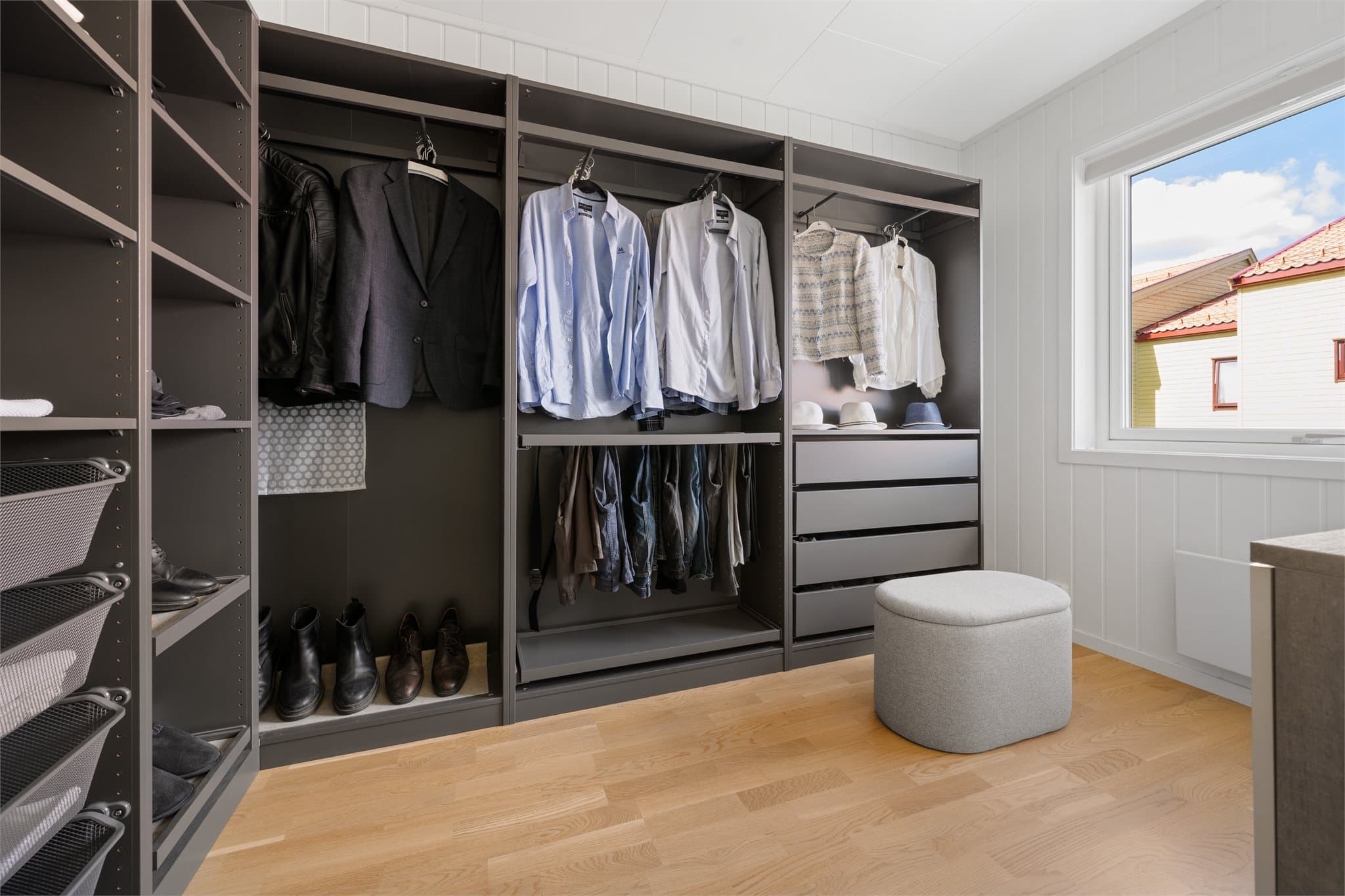 Soverom 2 benyttes i dag som walk-in-closet.