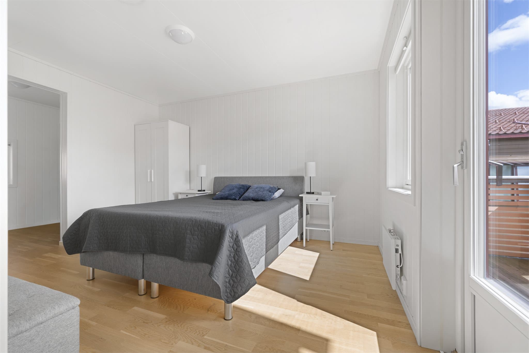 Hovedsoverommet har eget walk-in-closet og utgang til balkong.