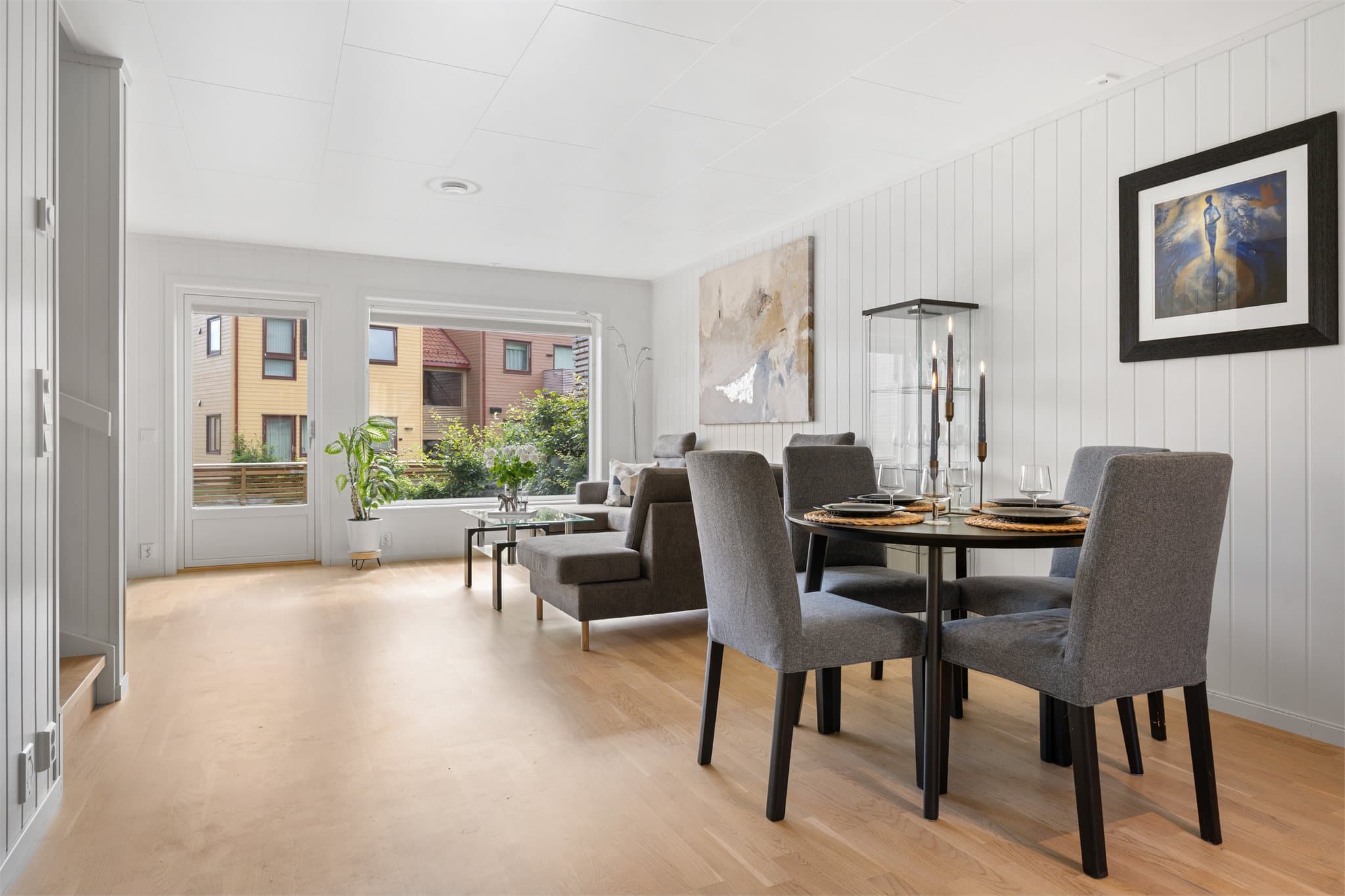 Det er god plass til spisegruppe mellom stuedel og kjøkken.