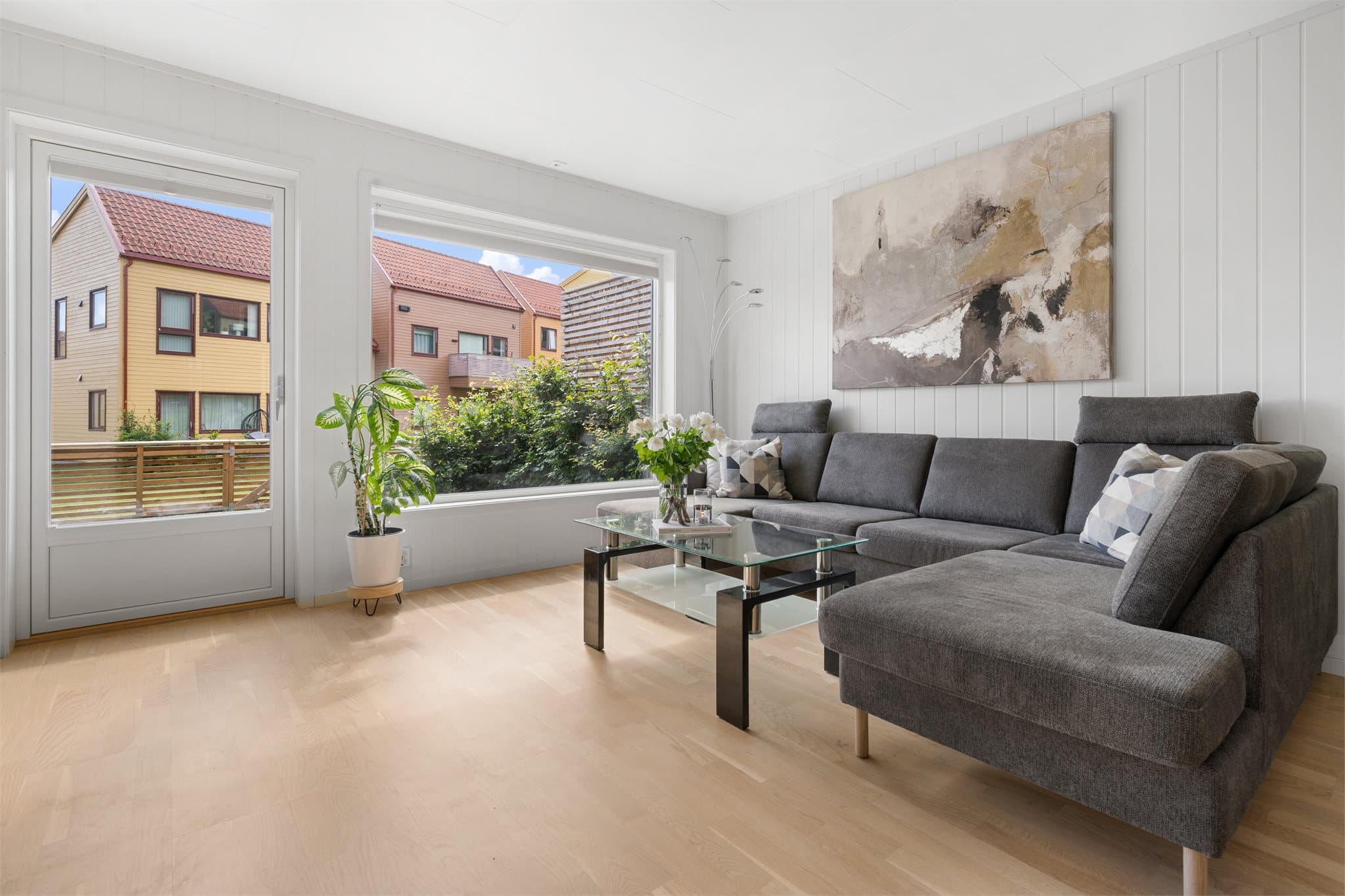 Rommet har store vindusflater for rikelig med naturlig lysinslipp.