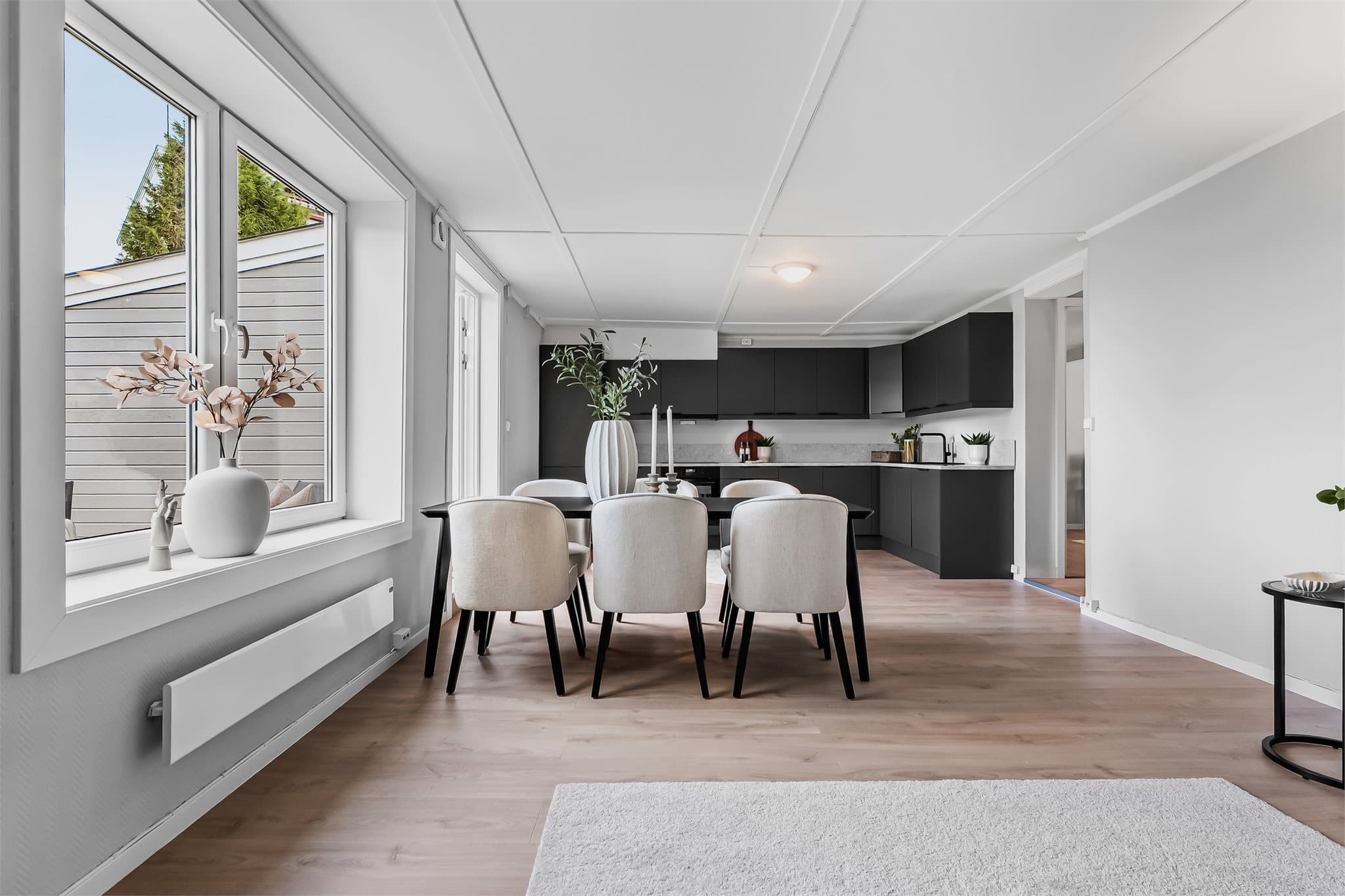 Ved spisebordet kan du nyte gode måltider med venner og familie.